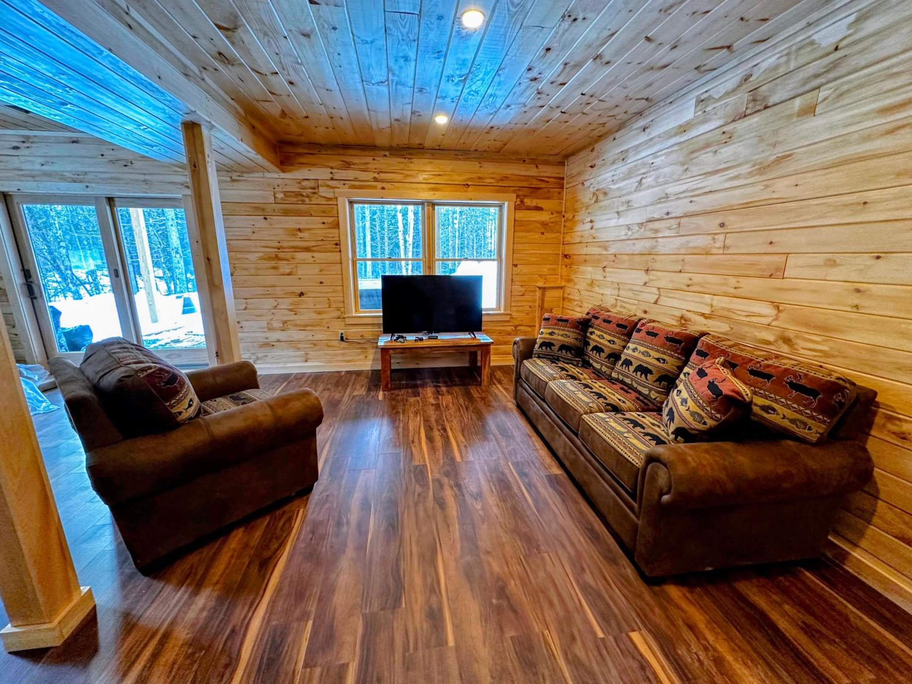 65PT New Log Cabin in Private Setting. Hot tub. Gym/Pool Access!