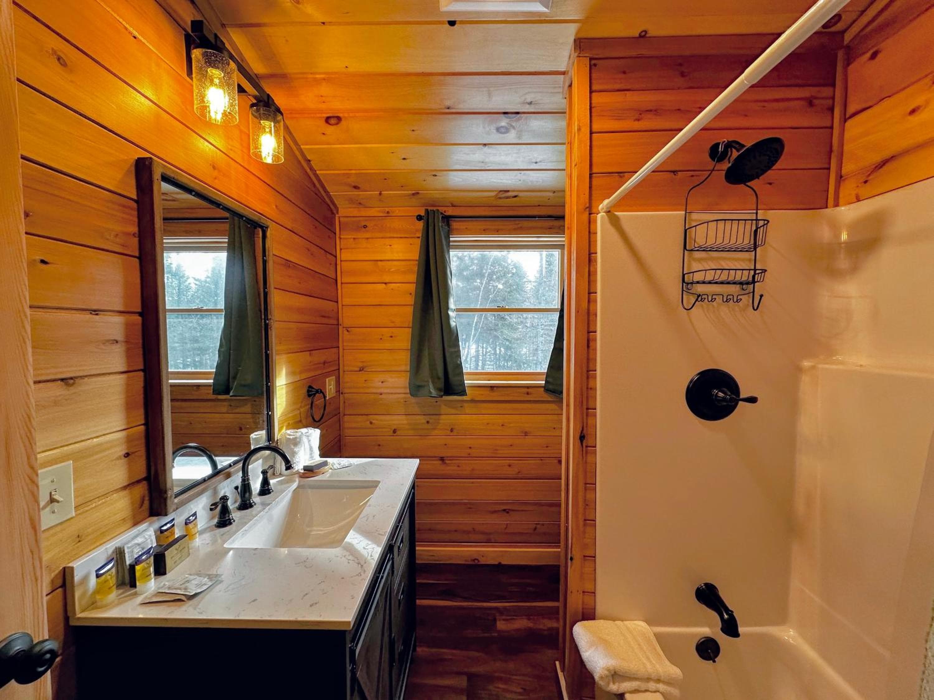 65PT New Log Cabin in Private Setting. Hot tub. Gym/Pool Access!