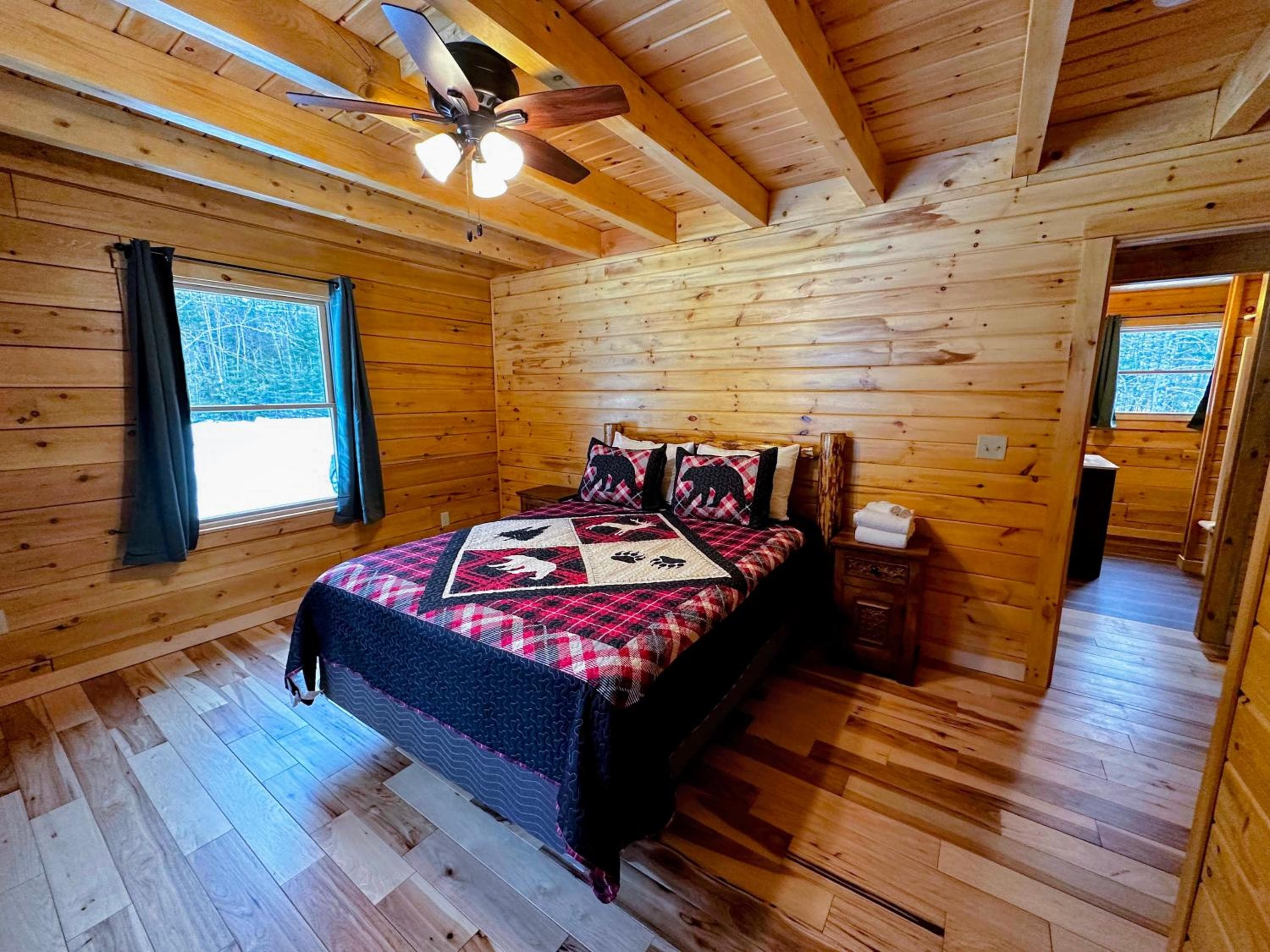 65PT New Log Cabin in Private Setting. Hot tub. Gym/Pool Access!