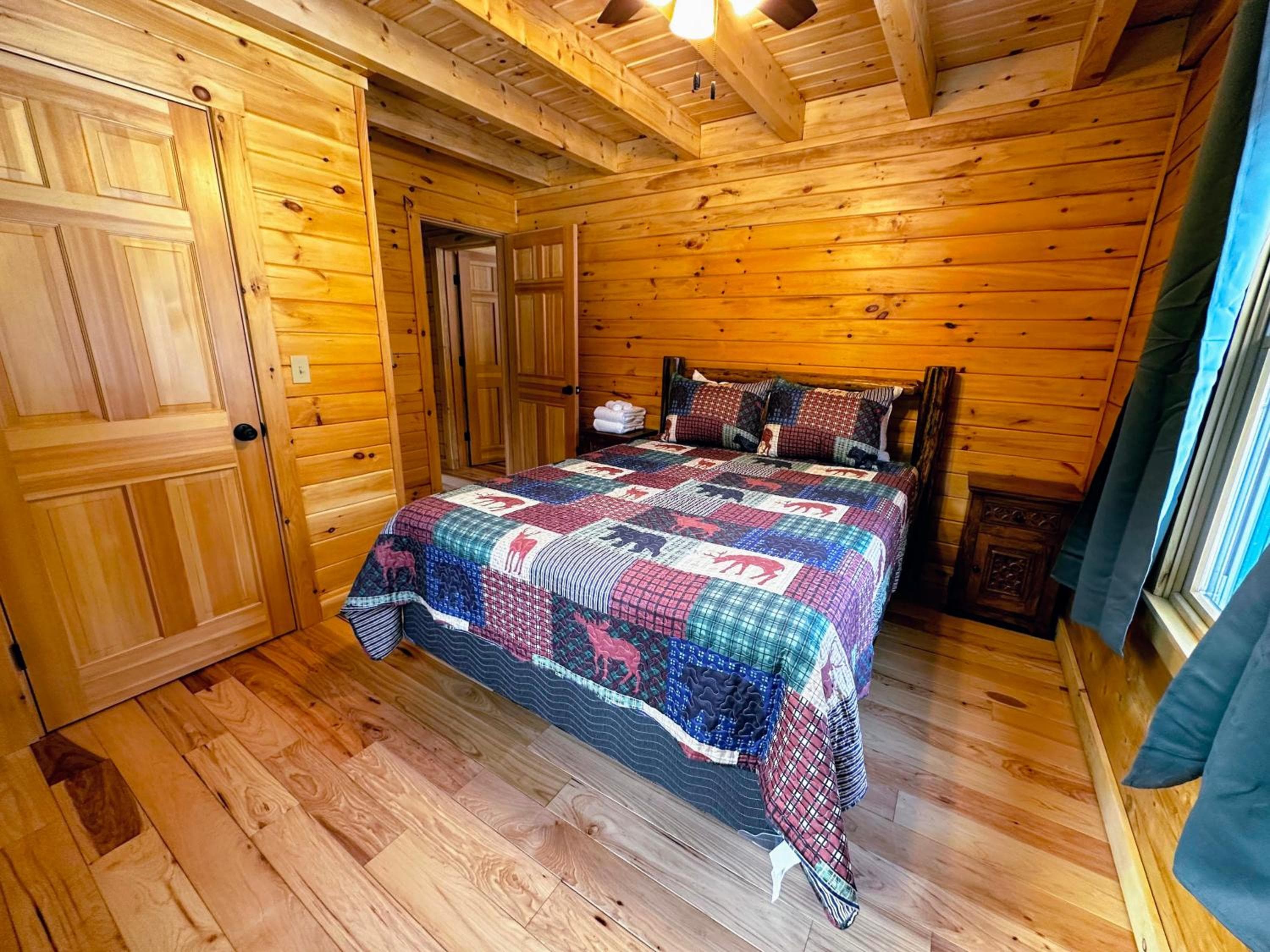 65PT New Log Cabin in Private Setting. Hot tub. Gym/Pool Access!