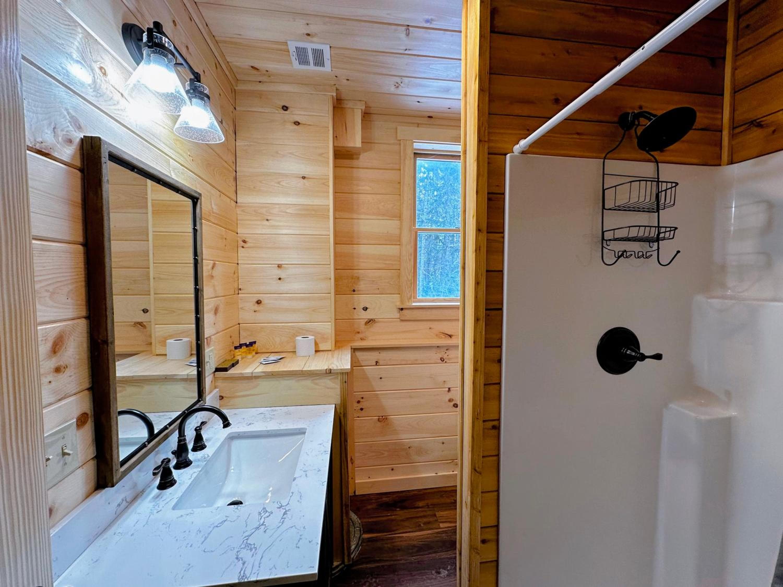 65PT New Log Cabin in Private Setting. Hot tub. Gym/Pool Access!