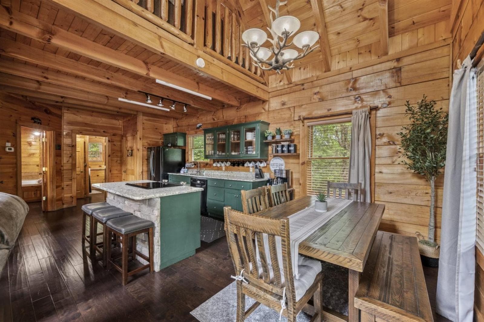 Near Dollywood with Pool Table-Hot Tub-Fire Pit-Game Room
