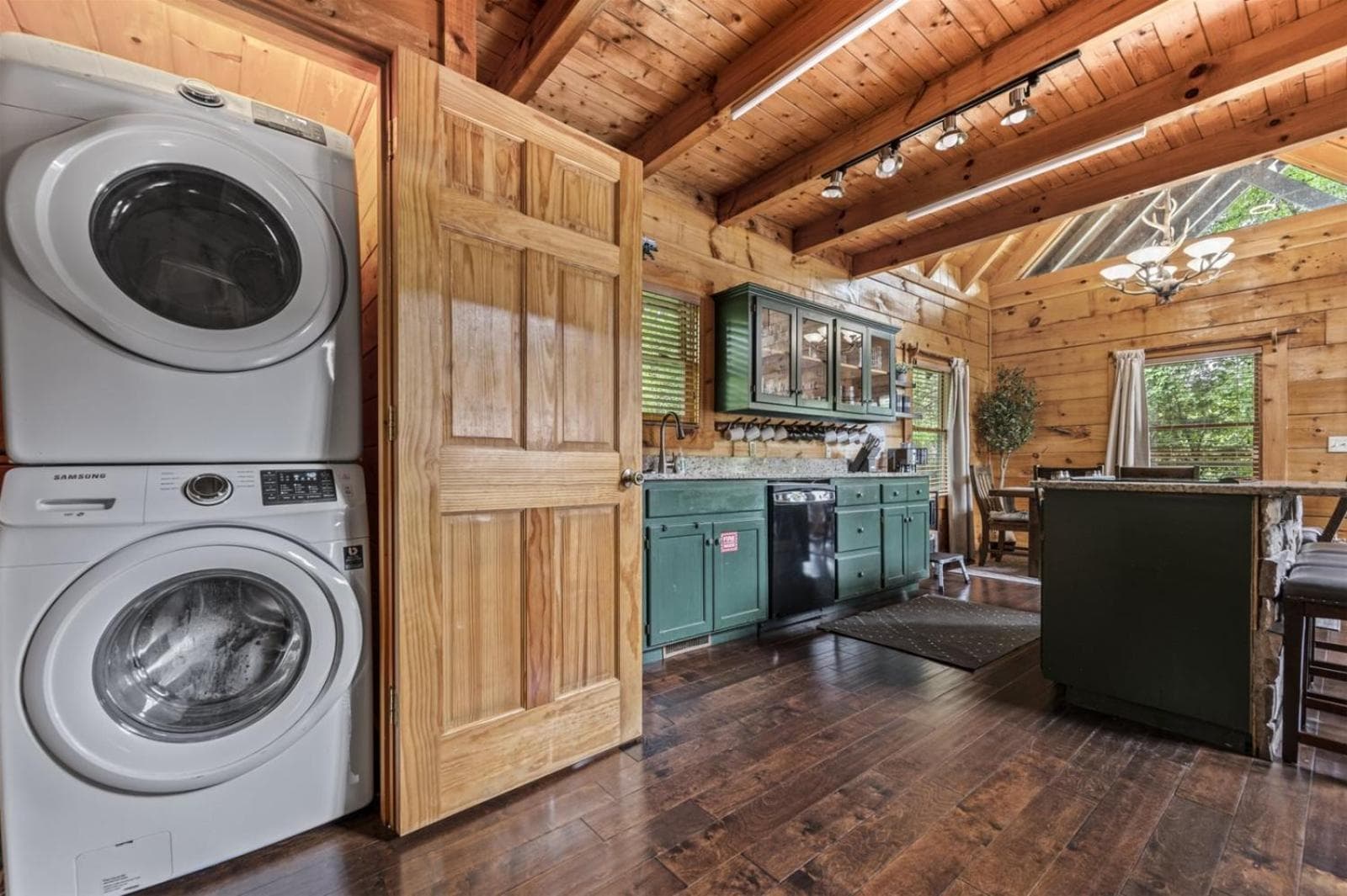 Near Dollywood with Pool Table-Hot Tub-Fire Pit-Game Room