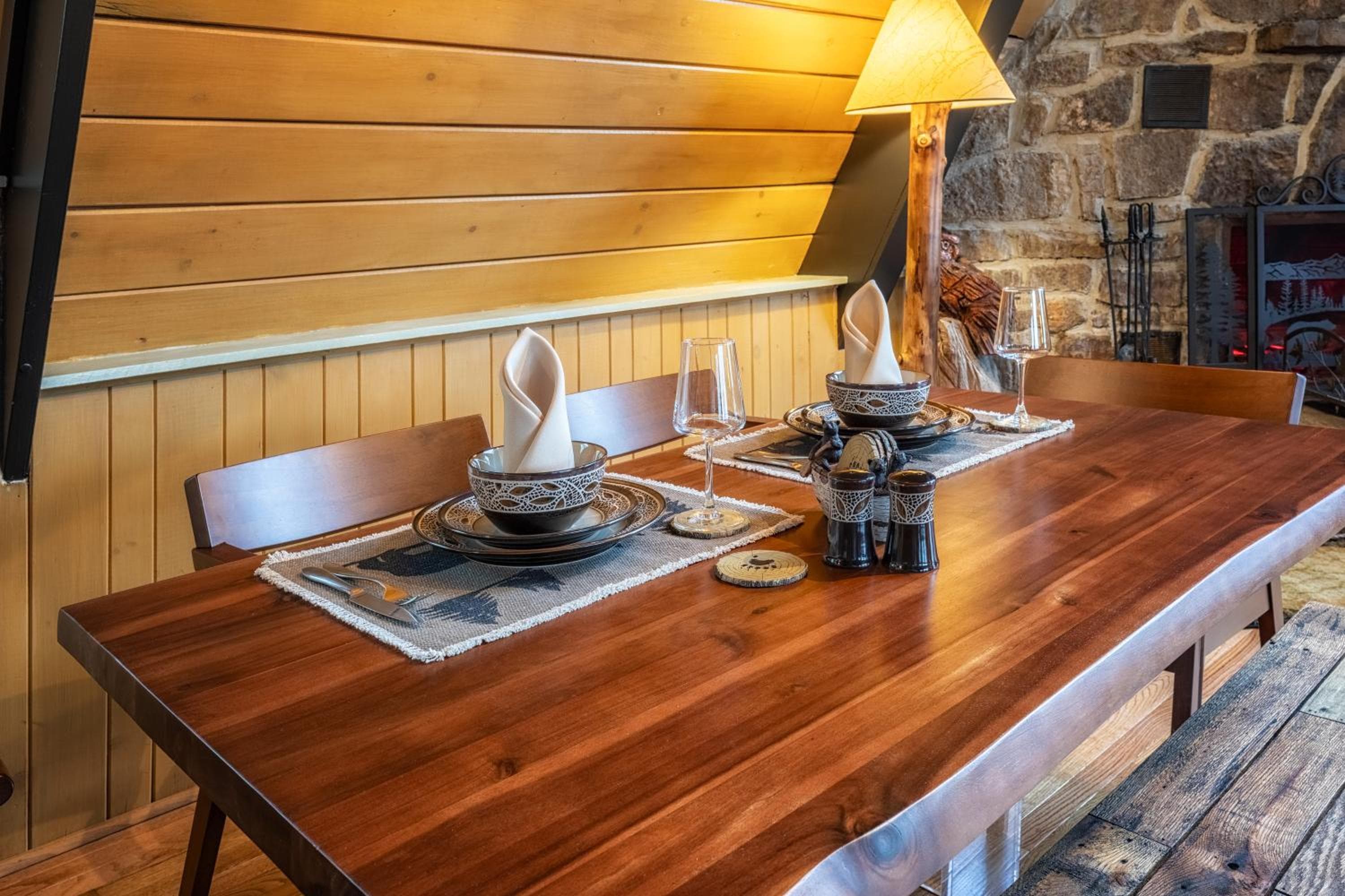 Gatlinburg Cabin With Breathtaking Views, Hot Tub, Sauna, 10 min to downtown and National Park