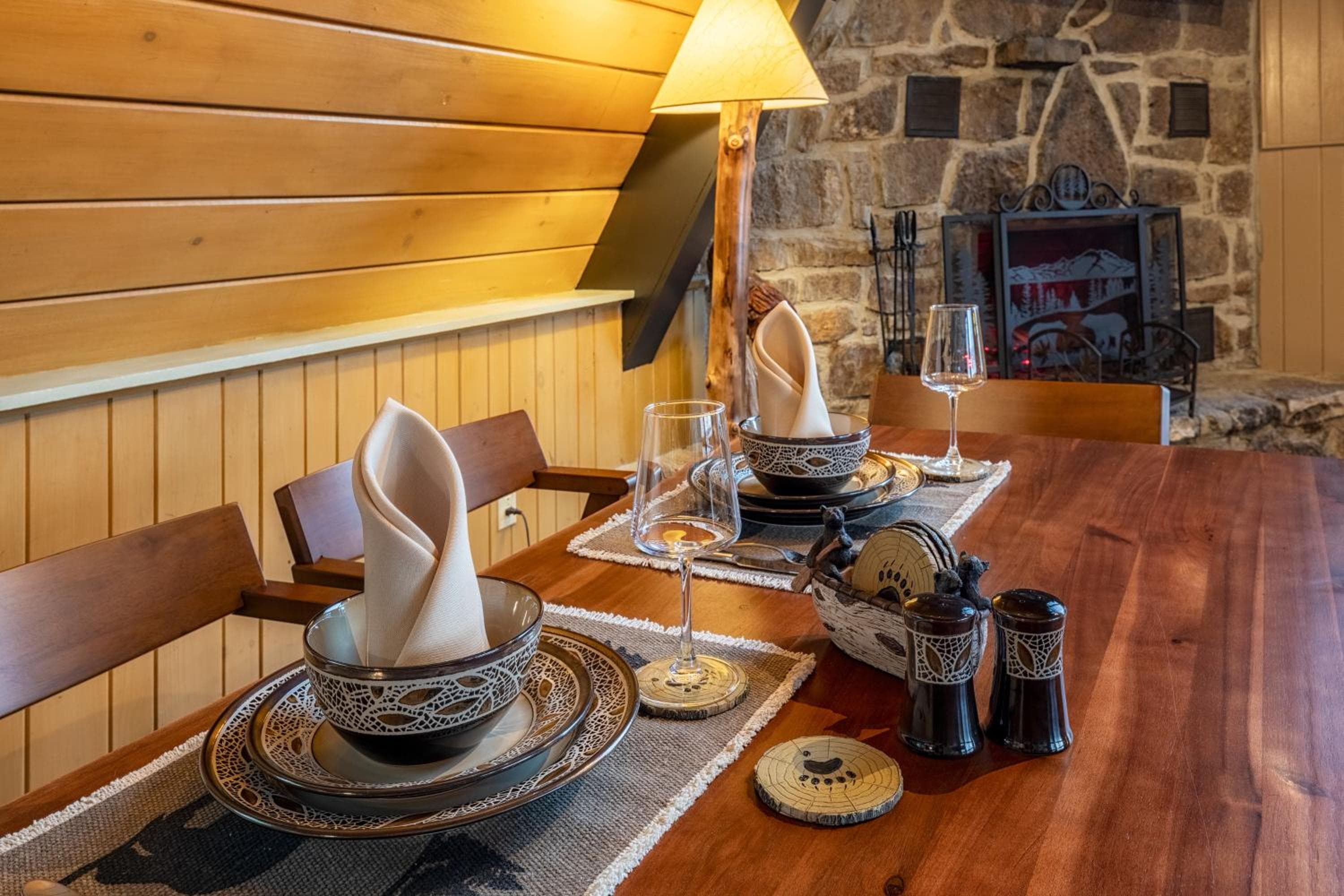 Gatlinburg Cabin With Breathtaking Views, Hot Tub, Sauna, 10 min to downtown and National Park