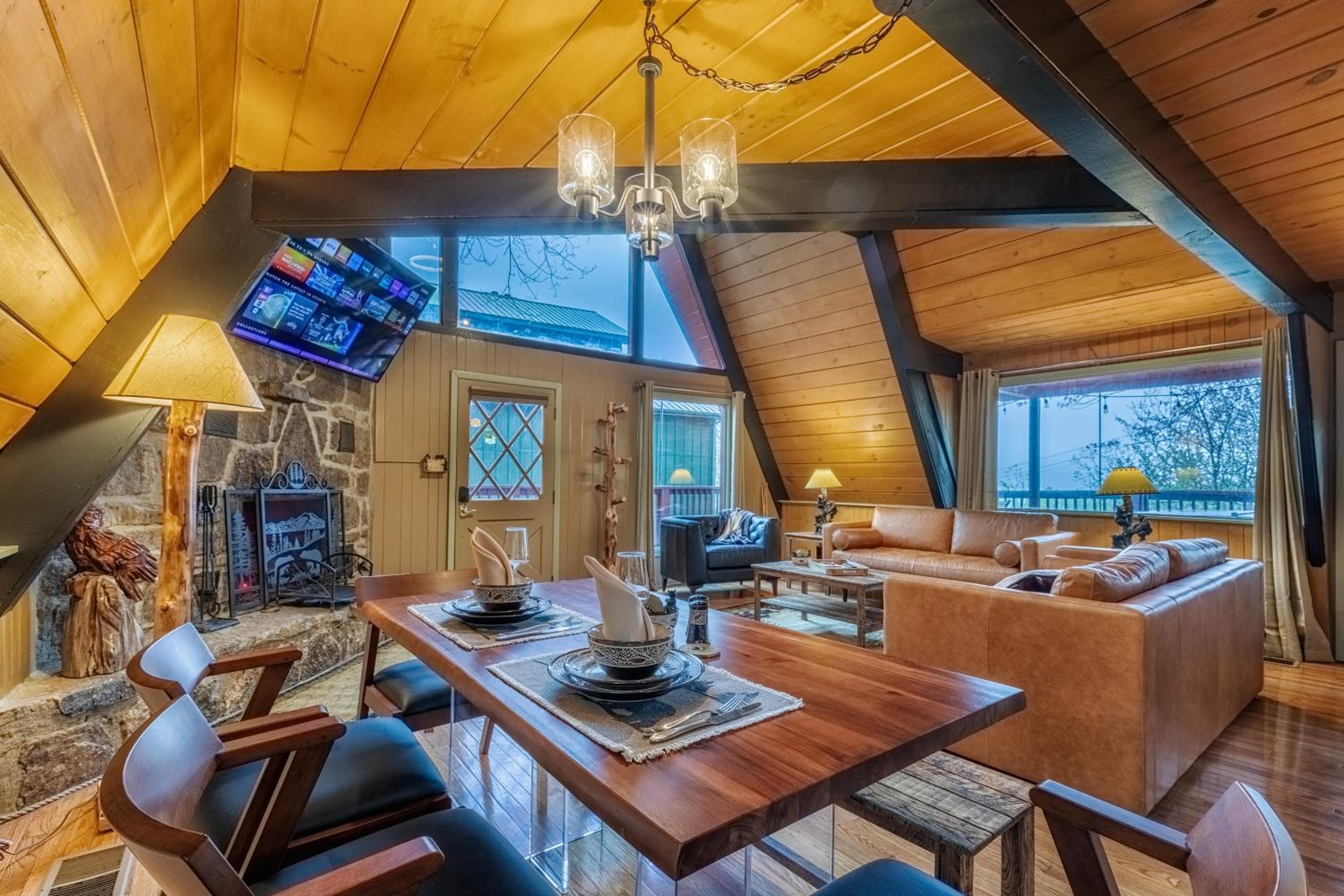 Gatlinburg Cabin With Breathtaking Views, Hot Tub, Sauna, 10 min to downtown and National Park