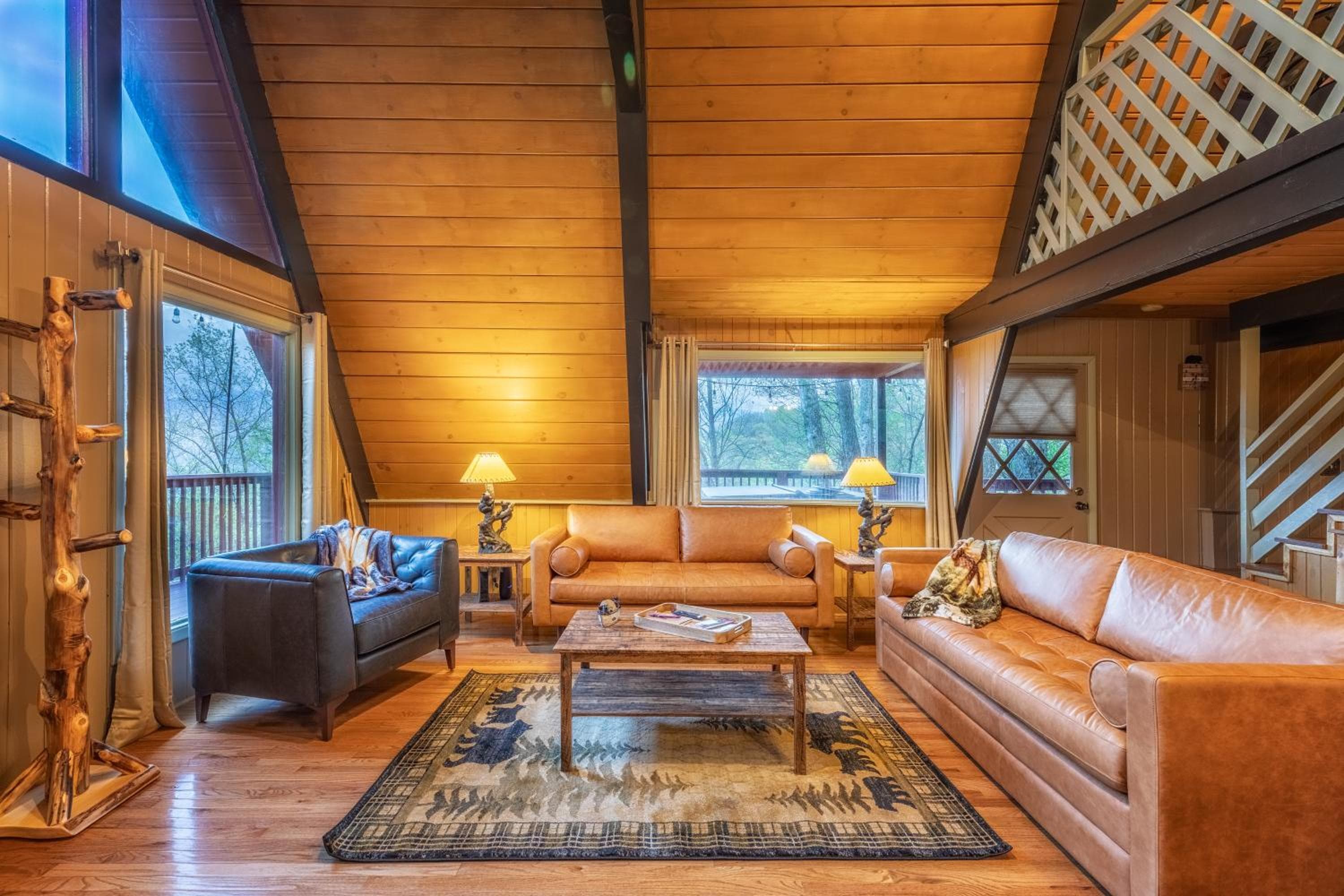 Gatlinburg Cabin With Breathtaking Views, Hot Tub, Sauna, 10 min to downtown and National Park