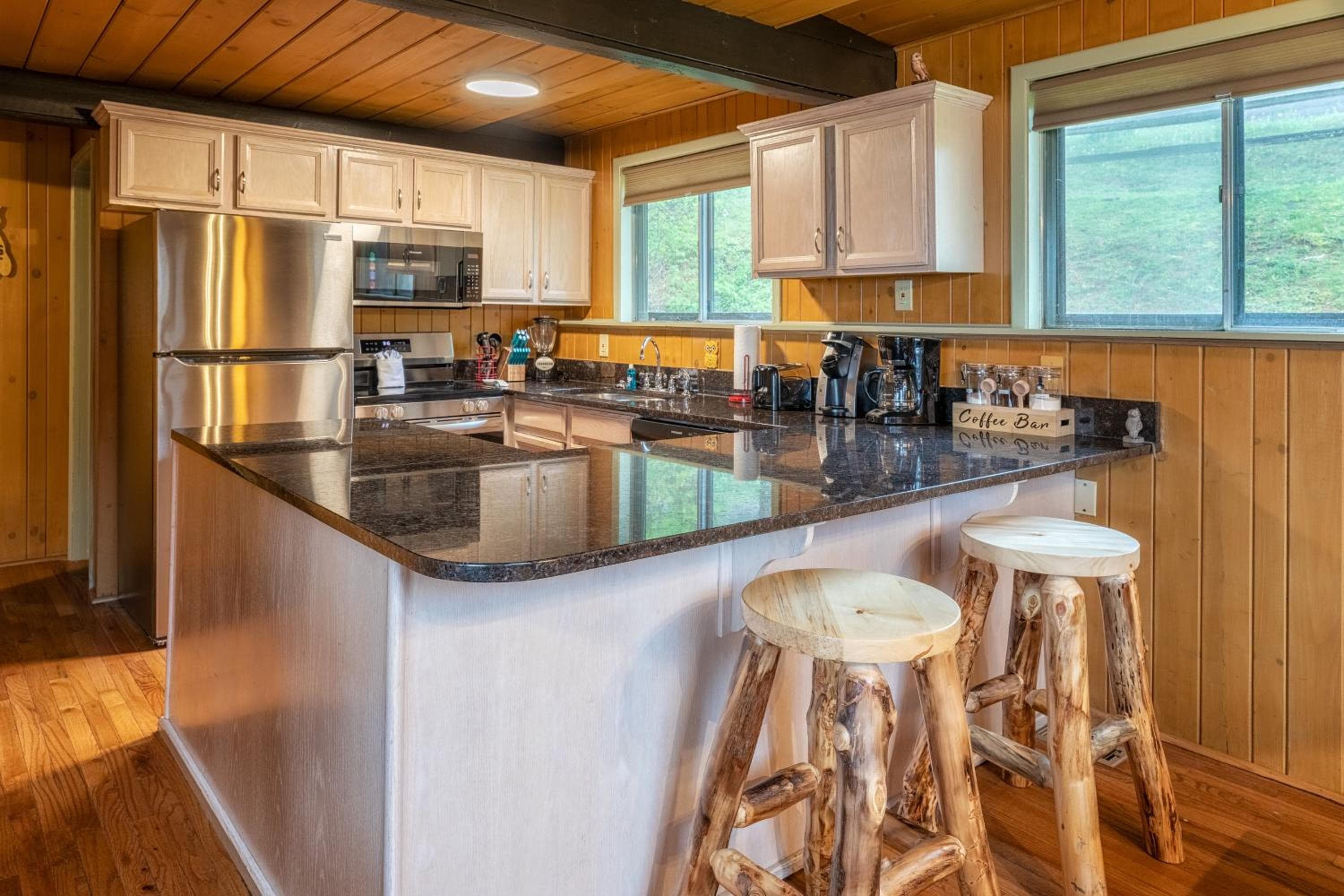 Gatlinburg Cabin With Breathtaking Views, Hot Tub, Sauna, 10 min to downtown and National Park