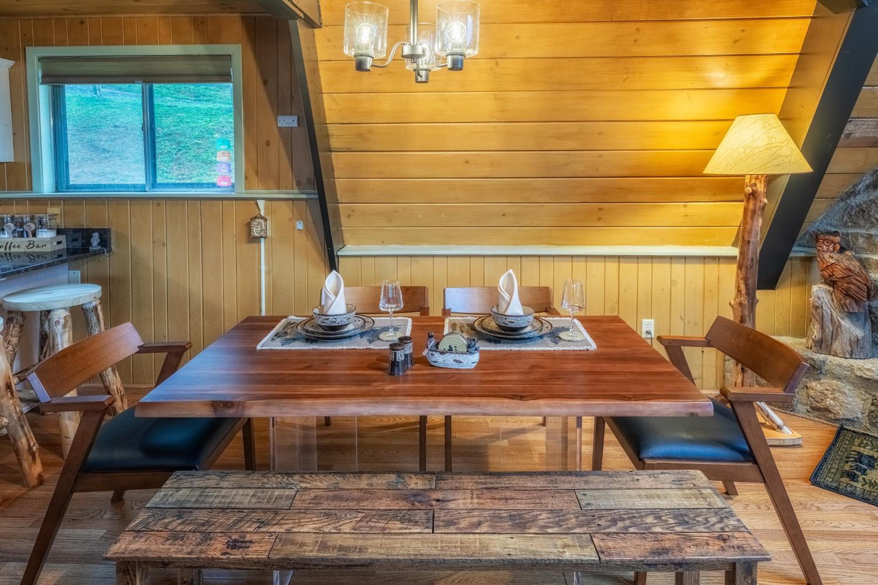 Gatlinburg Cabin With Breathtaking Views, Hot Tub, Sauna, 10 min to downtown and National Park