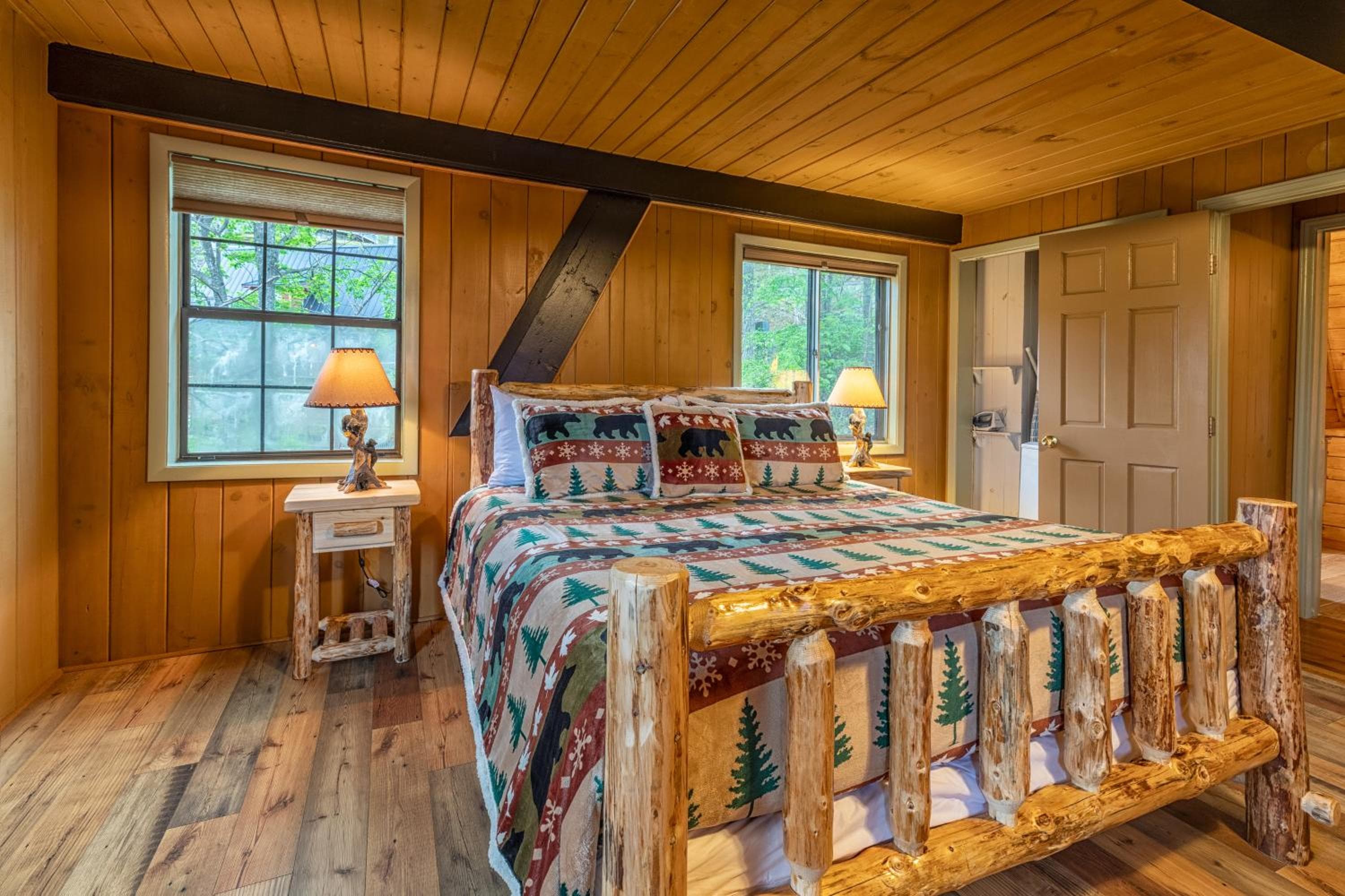 Gatlinburg Cabin With Breathtaking Views, Hot Tub, Sauna, 10 min to downtown and National Park