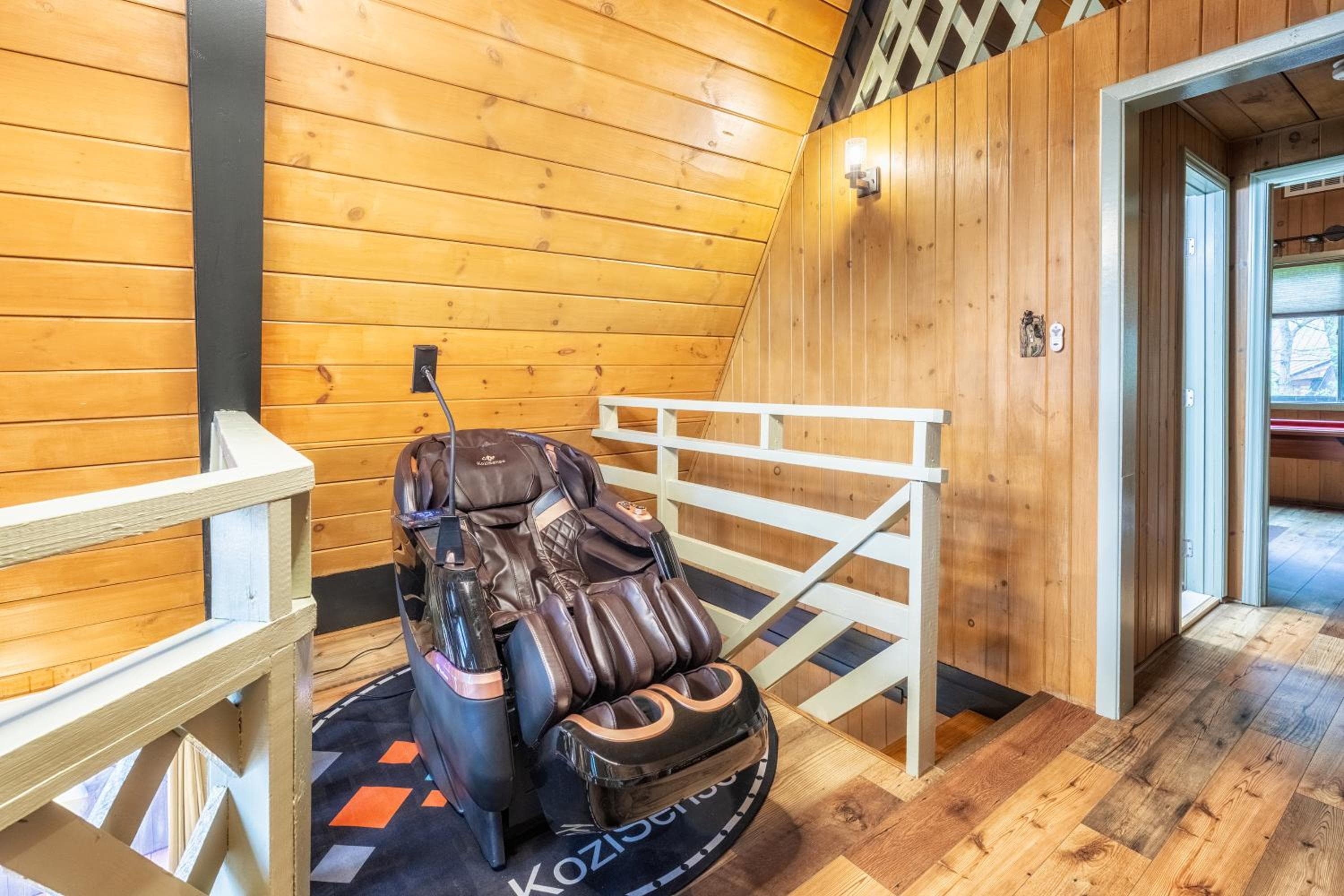 Gatlinburg Cabin With Breathtaking Views, Hot Tub, Sauna, 10 min to downtown and National Park