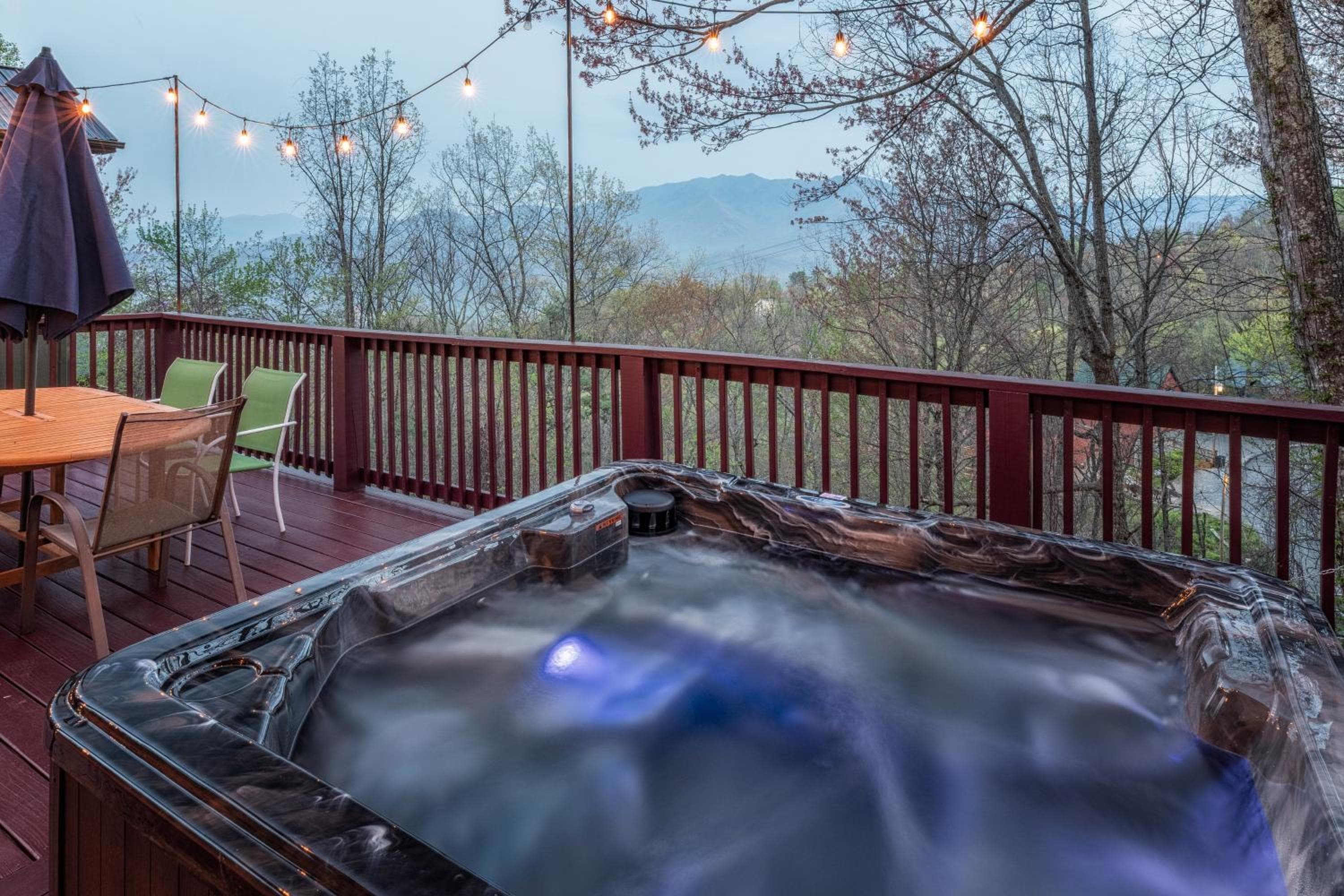 Gatlinburg Cabin With Breathtaking Views, Hot Tub, Sauna, 10 min to downtown and National Park
