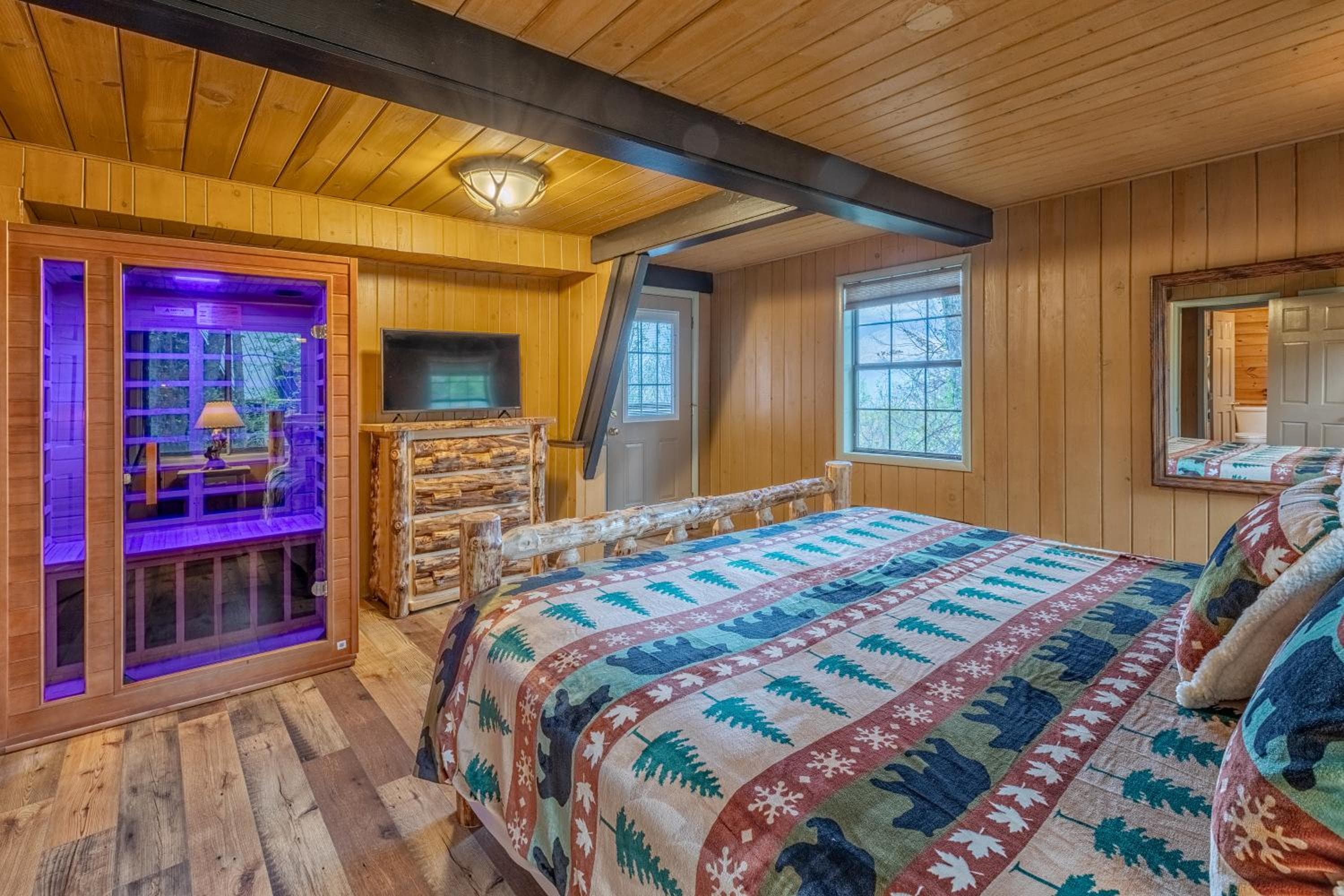 Gatlinburg Cabin With Breathtaking Views, Hot Tub, Sauna, 10 min to downtown and National Park