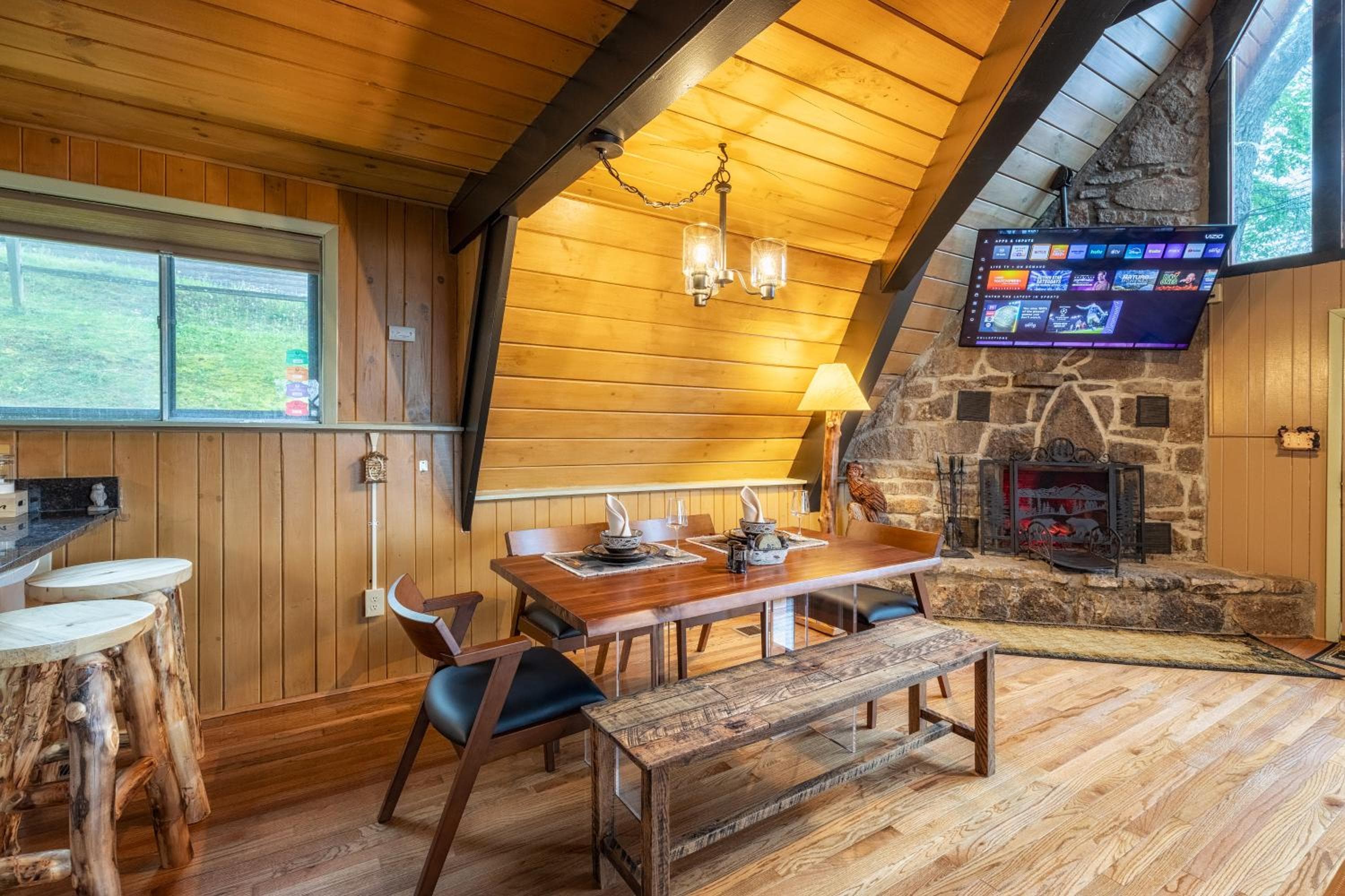 Gatlinburg Cabin With Breathtaking Views, Hot Tub, Sauna, 10 min to downtown and National Park