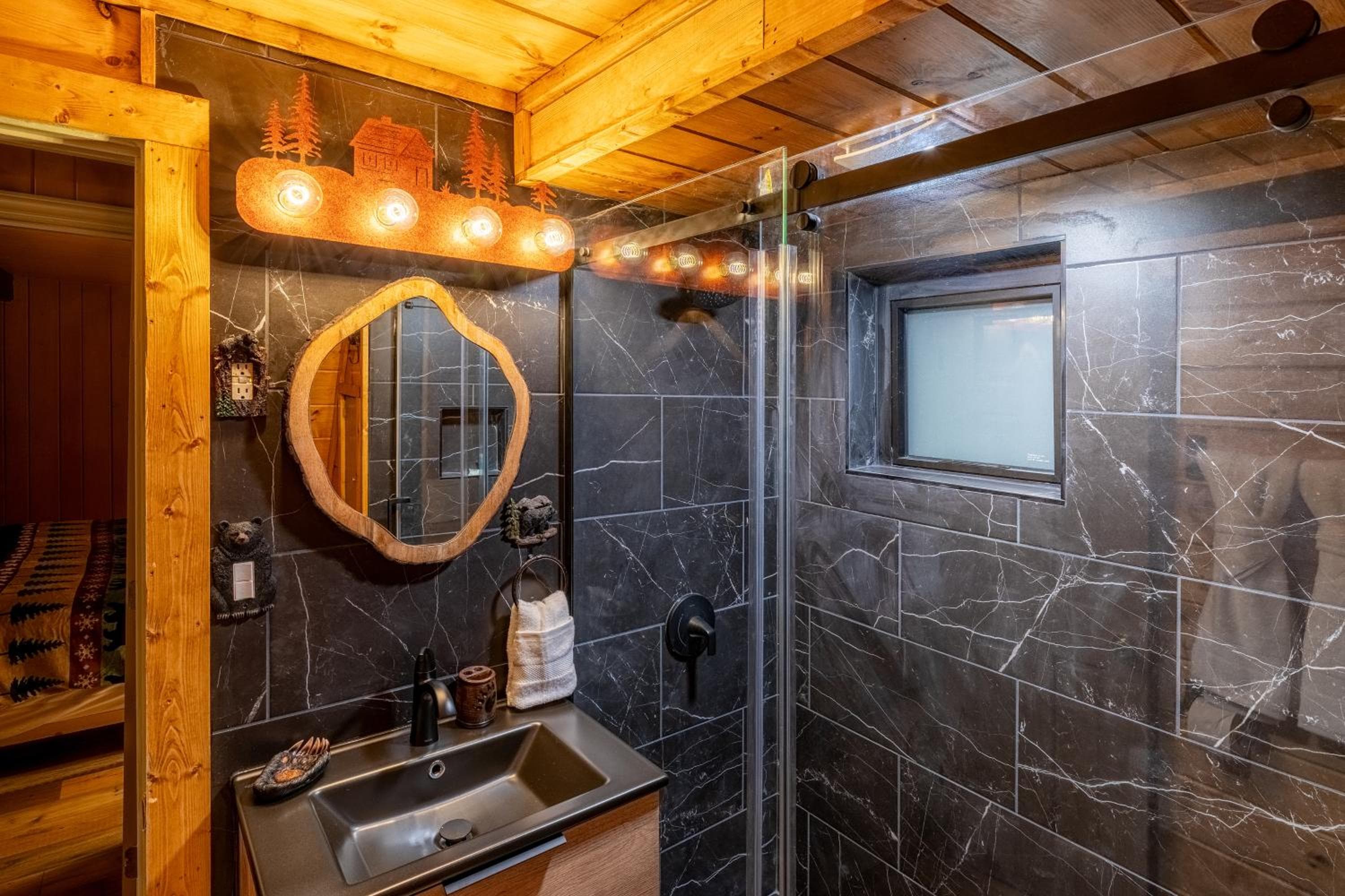 Gatlinburg Cabin With Breathtaking Views, Hot Tub, Sauna, 10 min to downtown and National Park