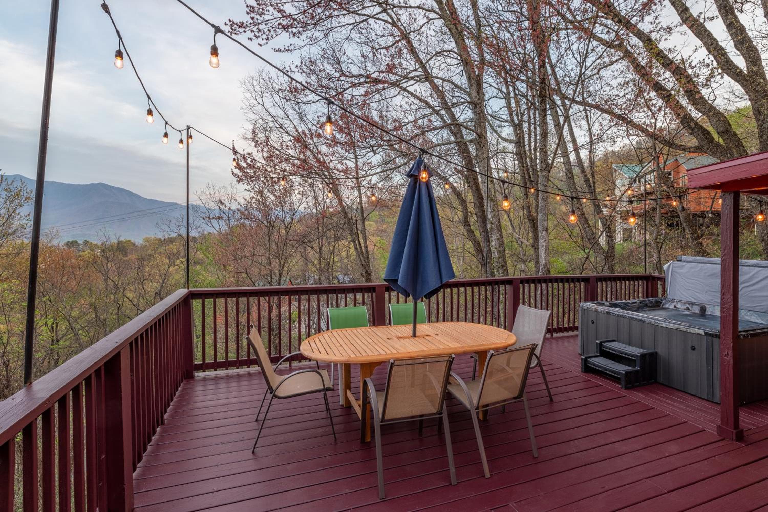 Gatlinburg Cabin With Breathtaking Views, Hot Tub, Sauna, 10 min to downtown and National Park