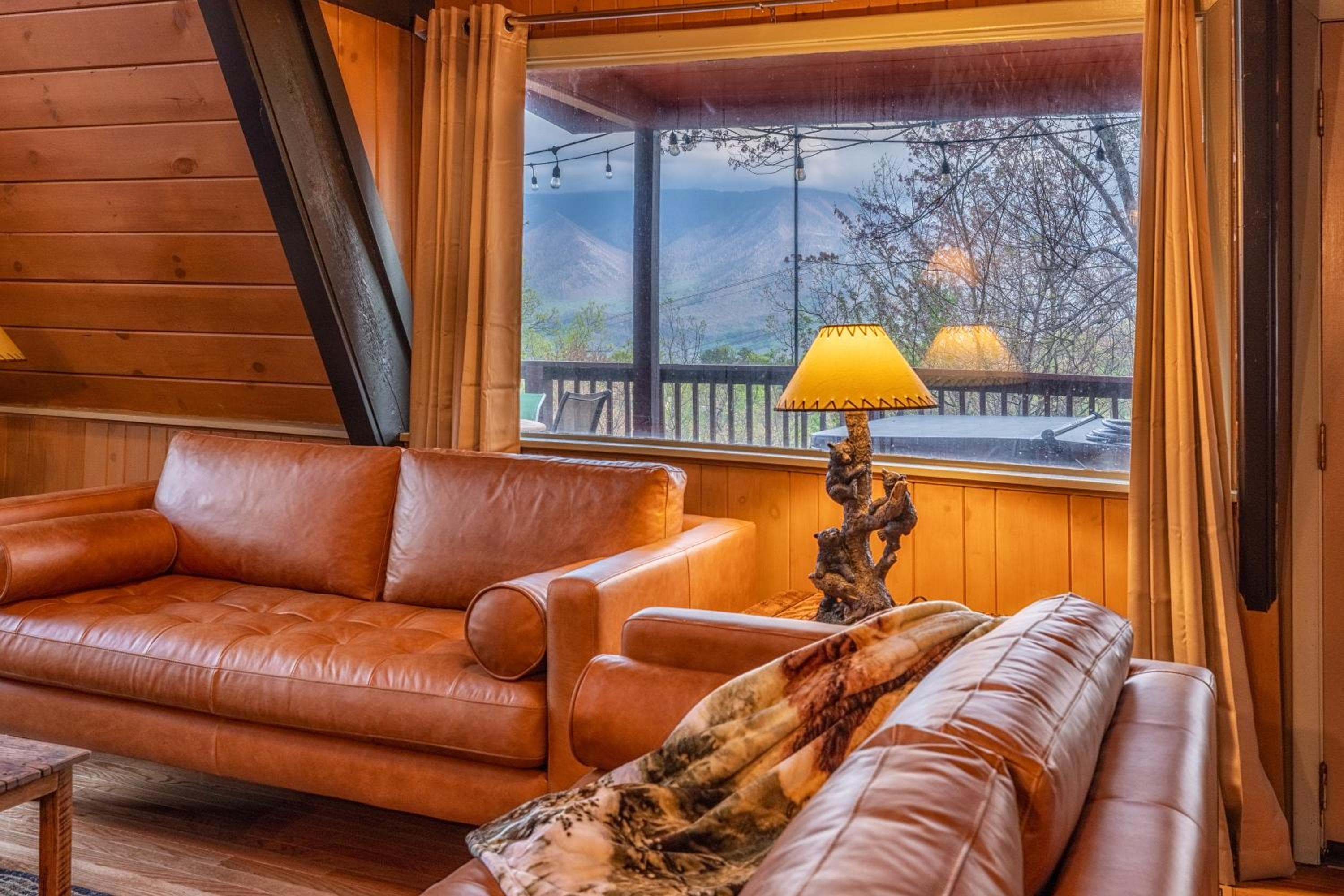 Gatlinburg Cabin With Breathtaking Views, Hot Tub, Sauna, 10 min to downtown and National Park