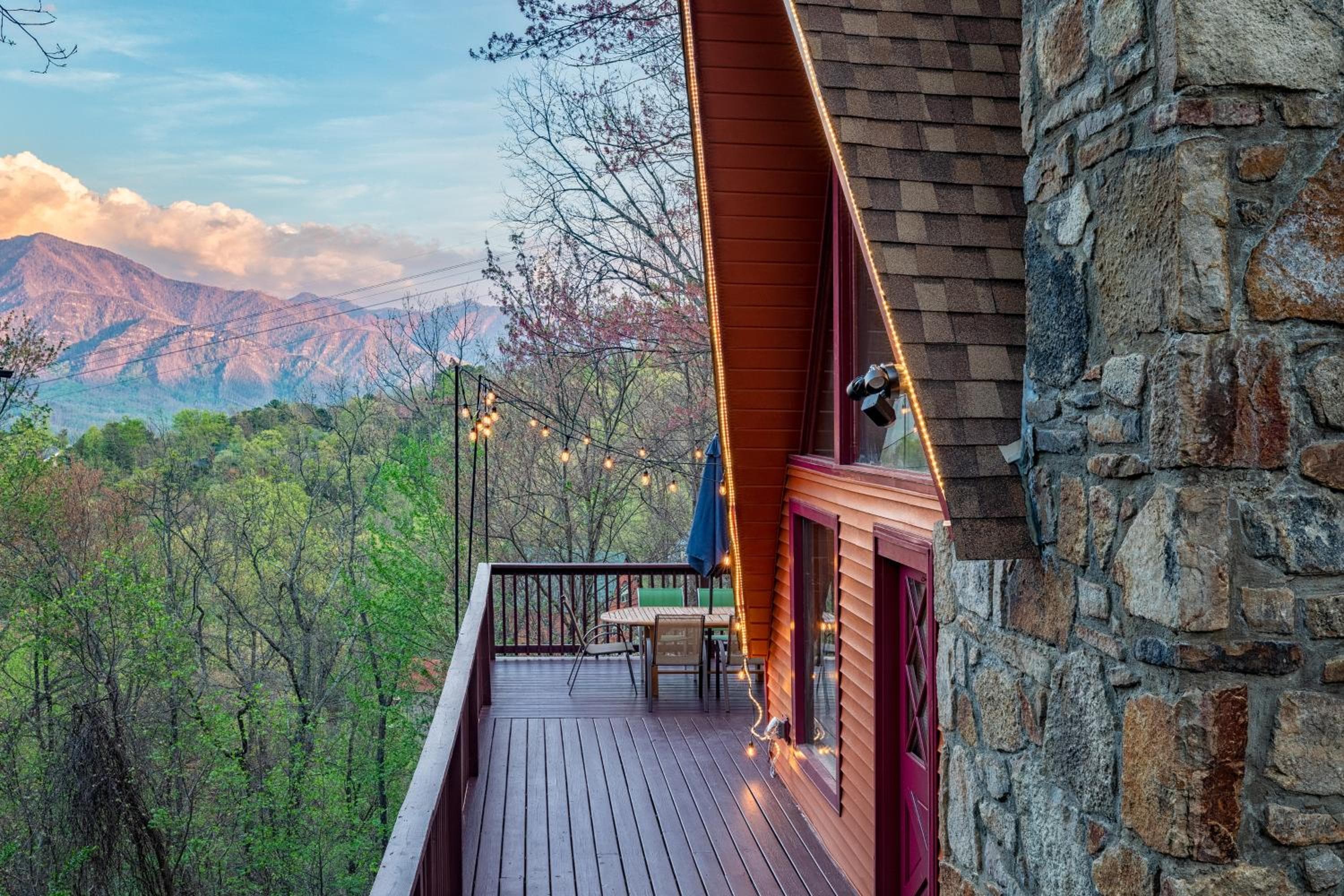 Gatlinburg Cabin With Breathtaking Views, Hot Tub, Sauna, 10 min to downtown and National Park