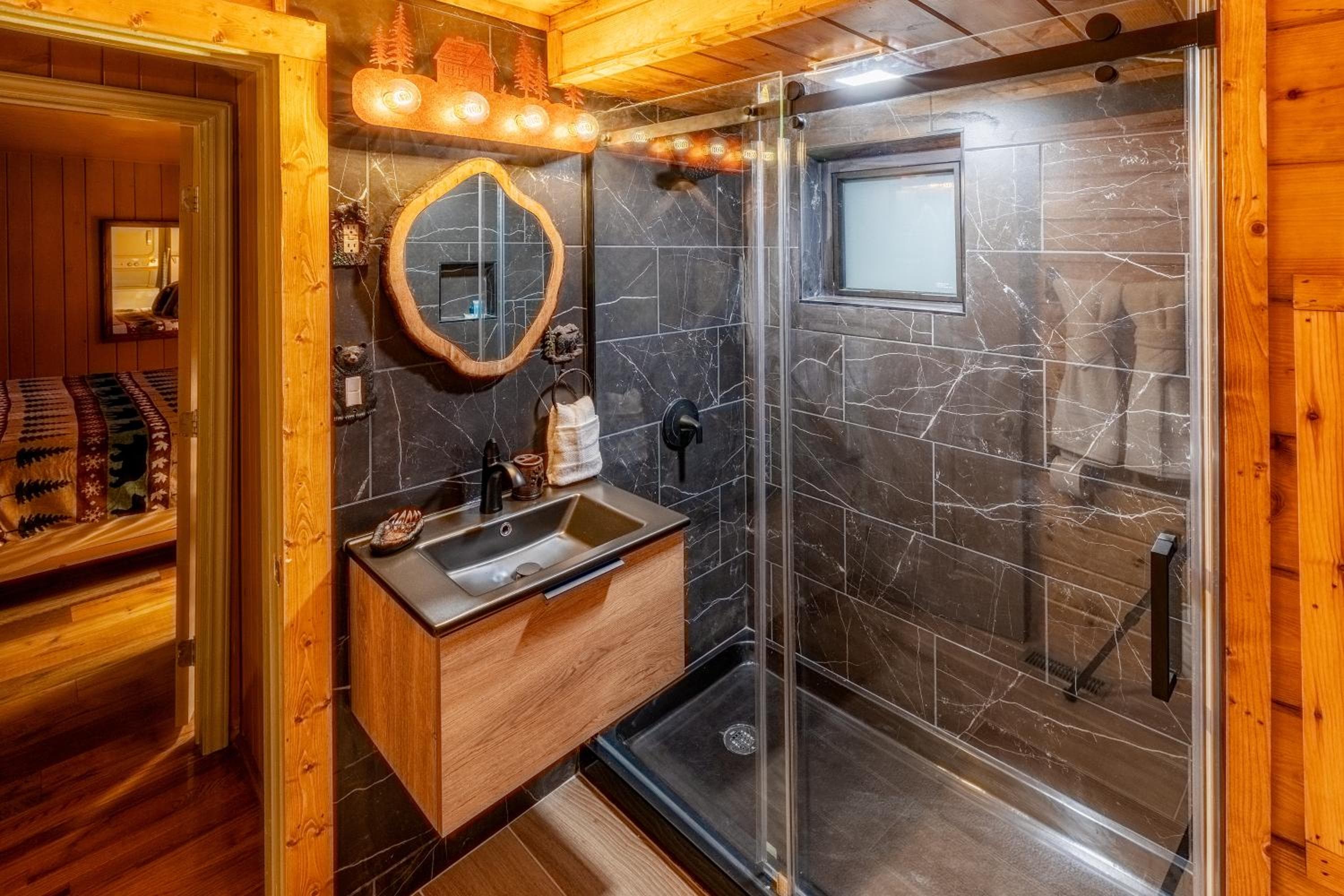 Gatlinburg Cabin With Breathtaking Views, Hot Tub, Sauna, 10 min to downtown and National Park