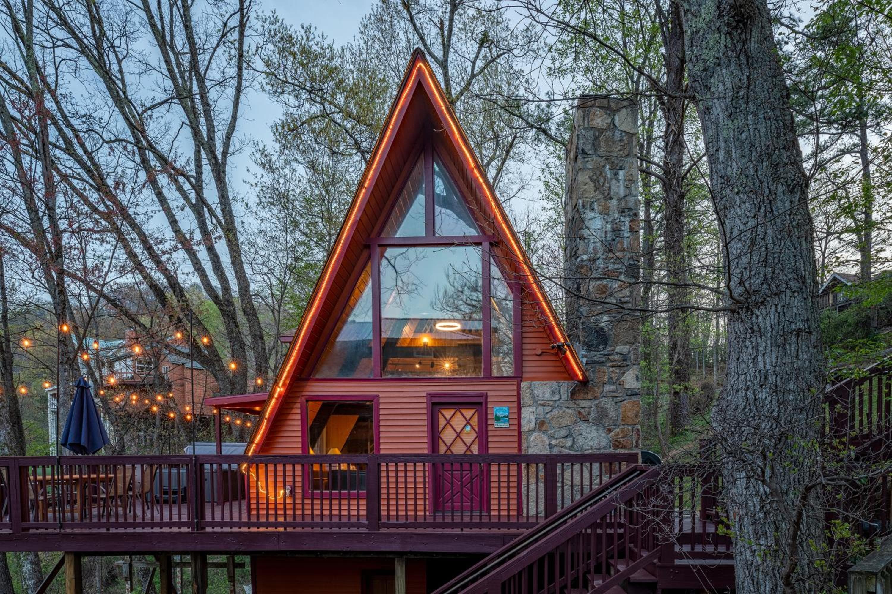 Gatlinburg Cabin With Breathtaking Views, Hot Tub, Sauna, 10 min to downtown and National Park