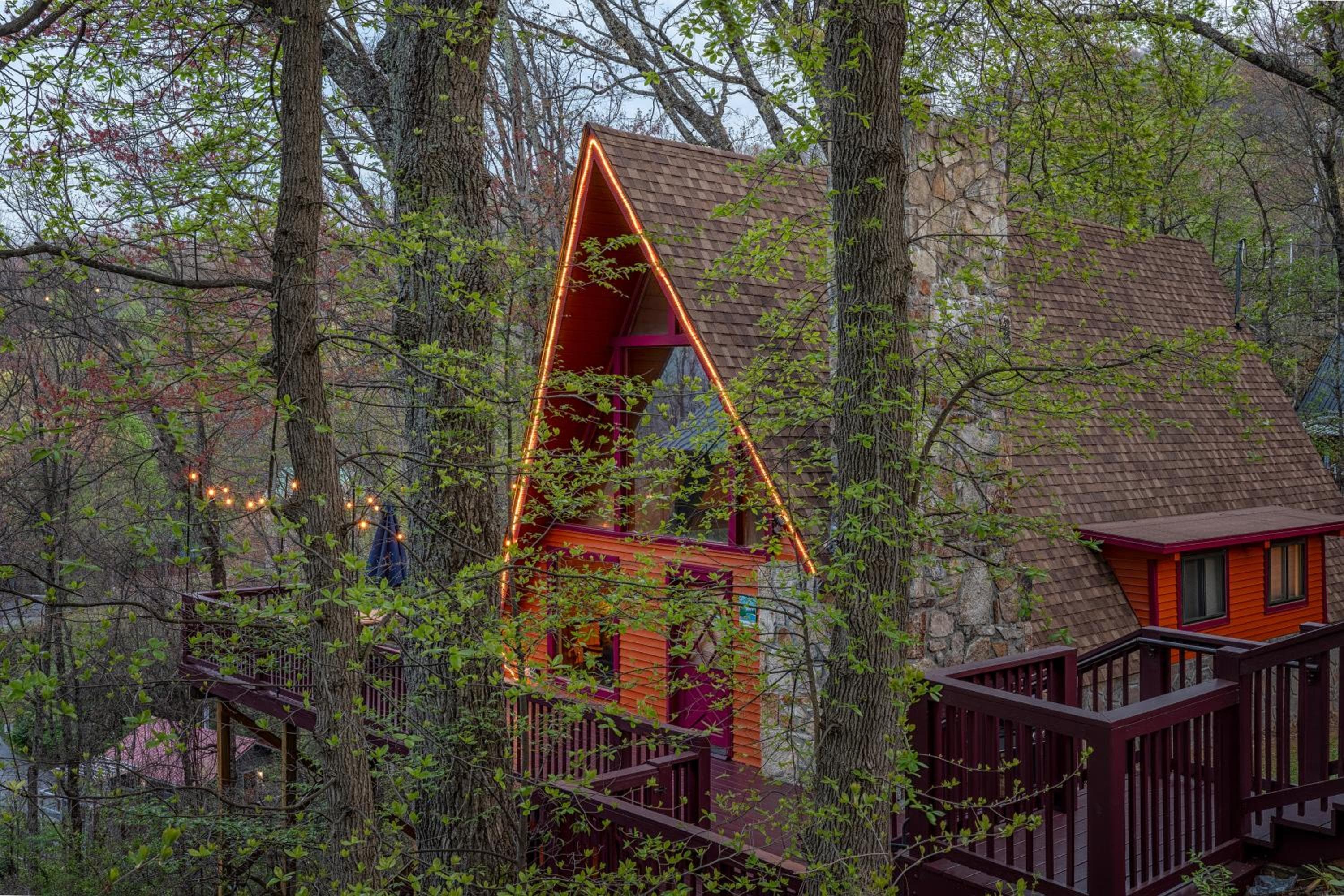Gatlinburg Cabin With Breathtaking Views, Hot Tub, Sauna, 10 min to downtown and National Park