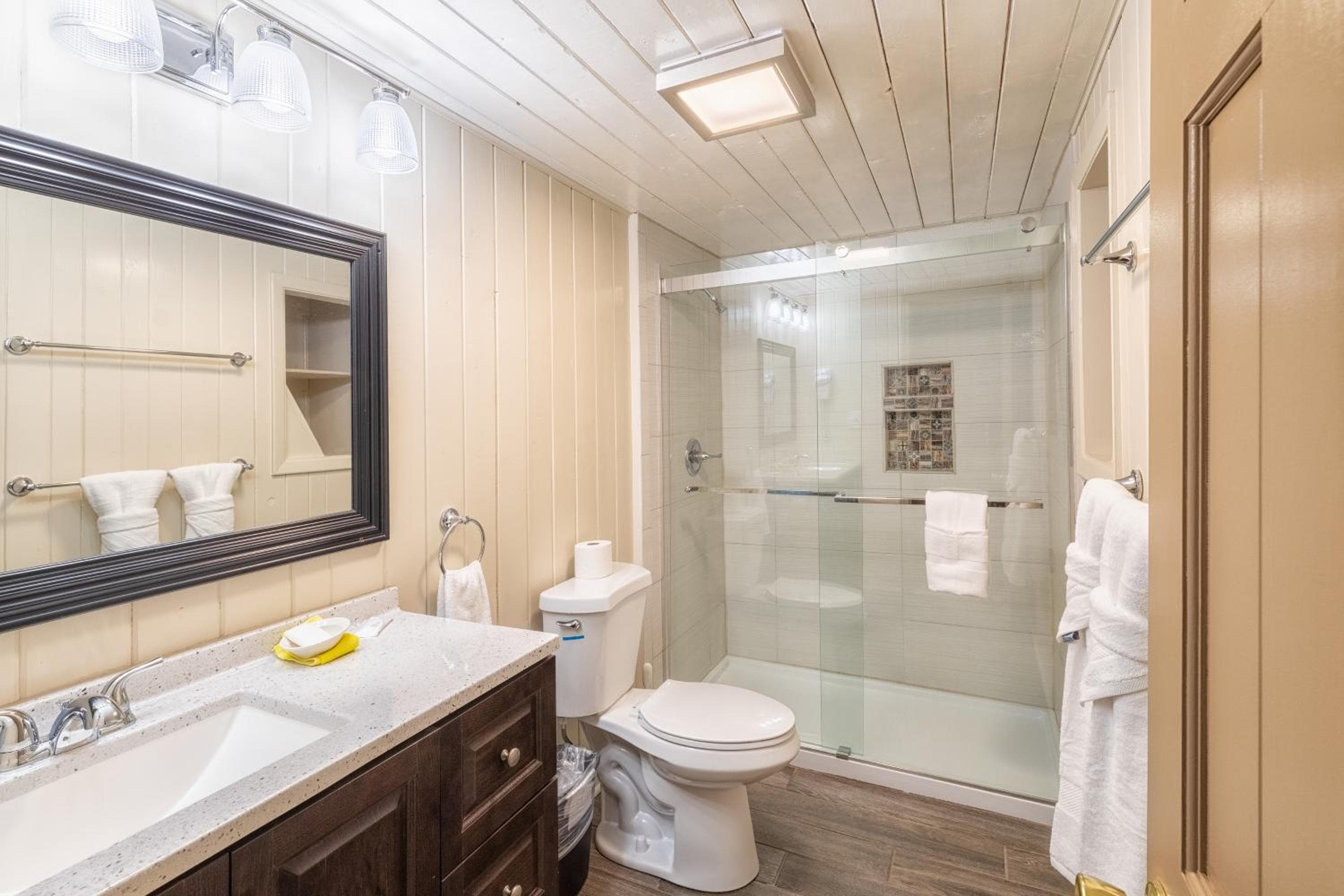 Gatlinburg Cabin With Breathtaking Views, Hot Tub, Sauna, 10 min to downtown and National Park