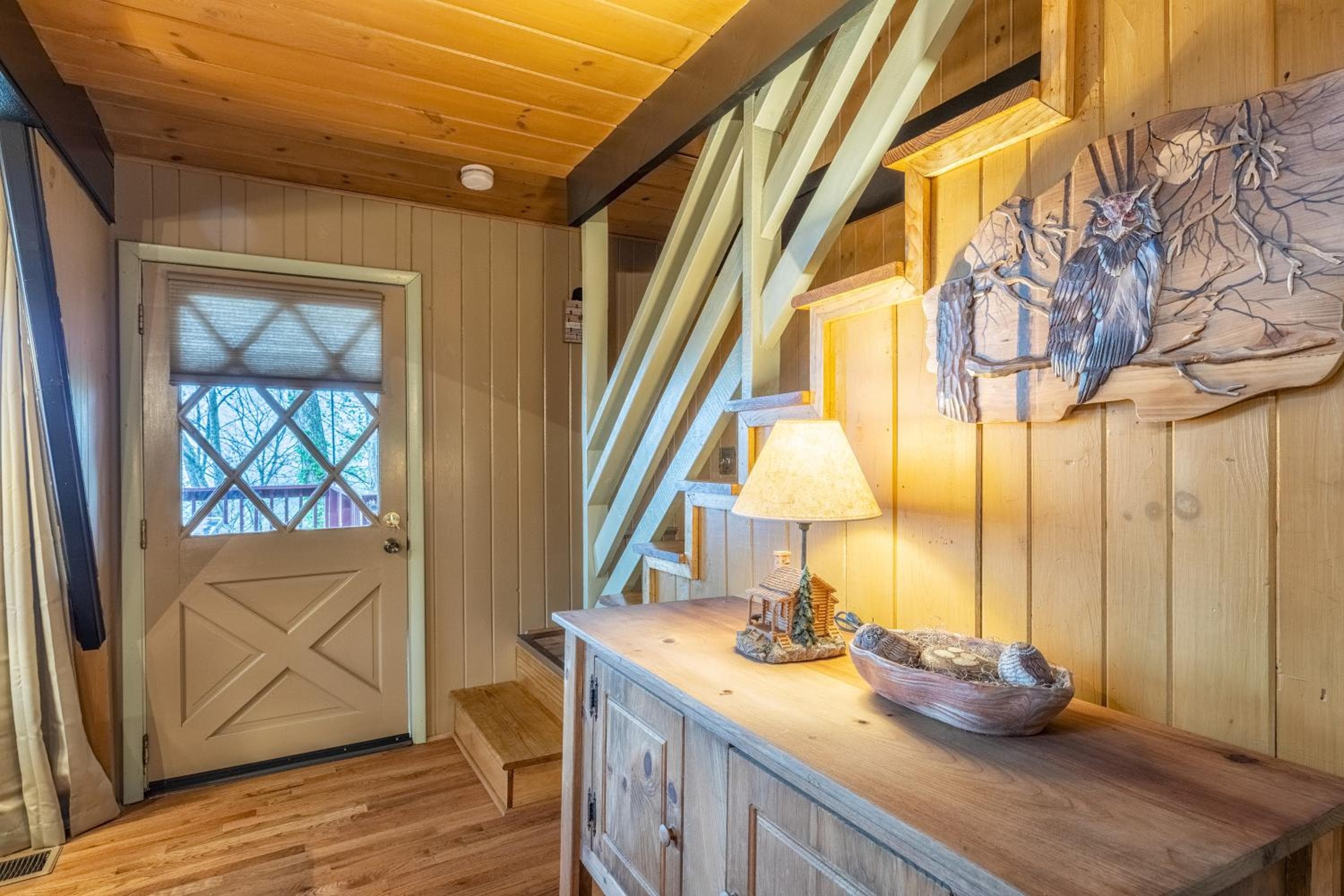 Gatlinburg Cabin With Breathtaking Views, Hot Tub, Sauna, 10 min to downtown and National Park