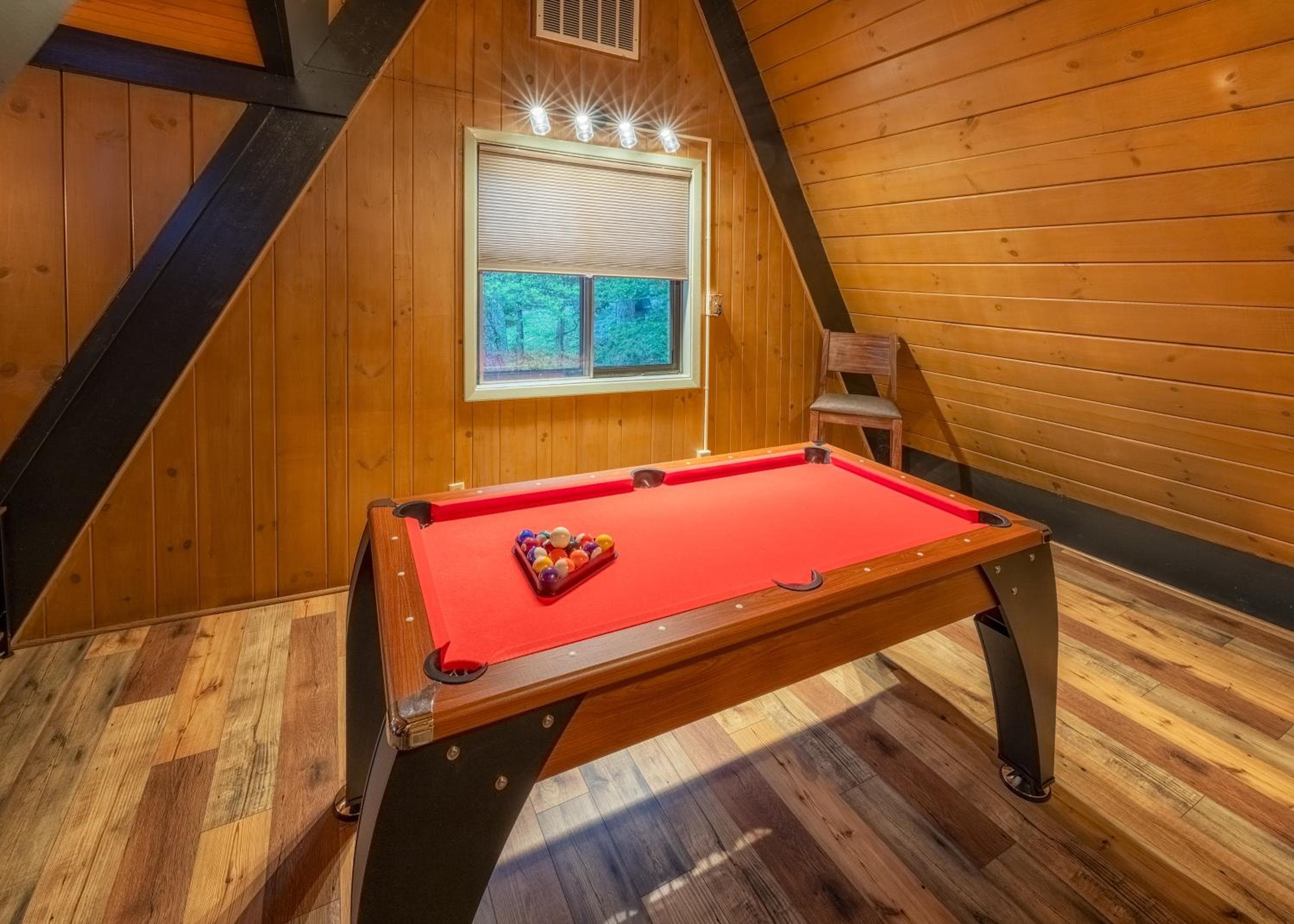 Gatlinburg Cabin With Breathtaking Views, Hot Tub, Sauna, 10 min to downtown and National Park