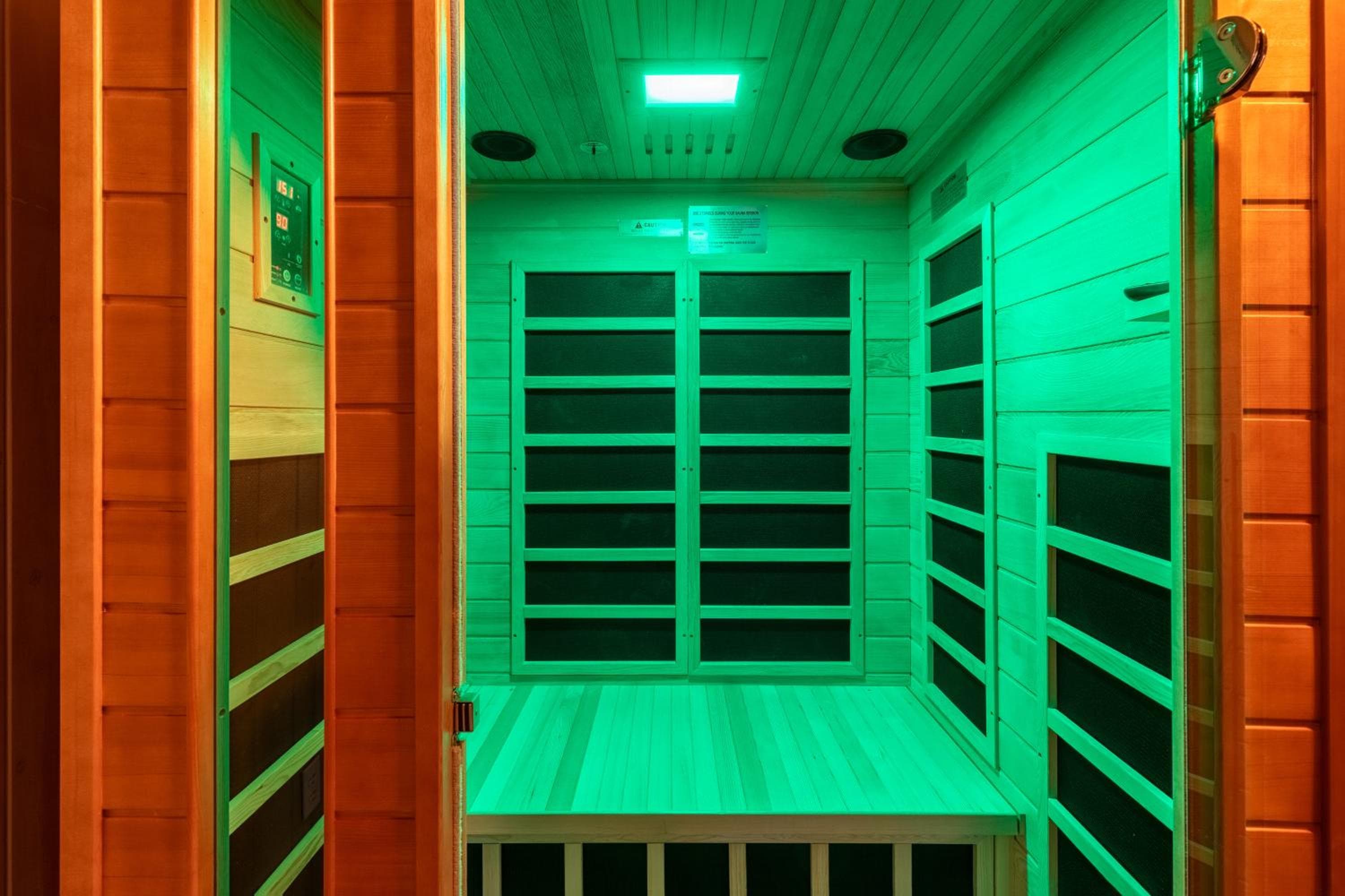 Gatlinburg Cabin With Breathtaking Views, Hot Tub, Sauna, 10 min to downtown and National Park