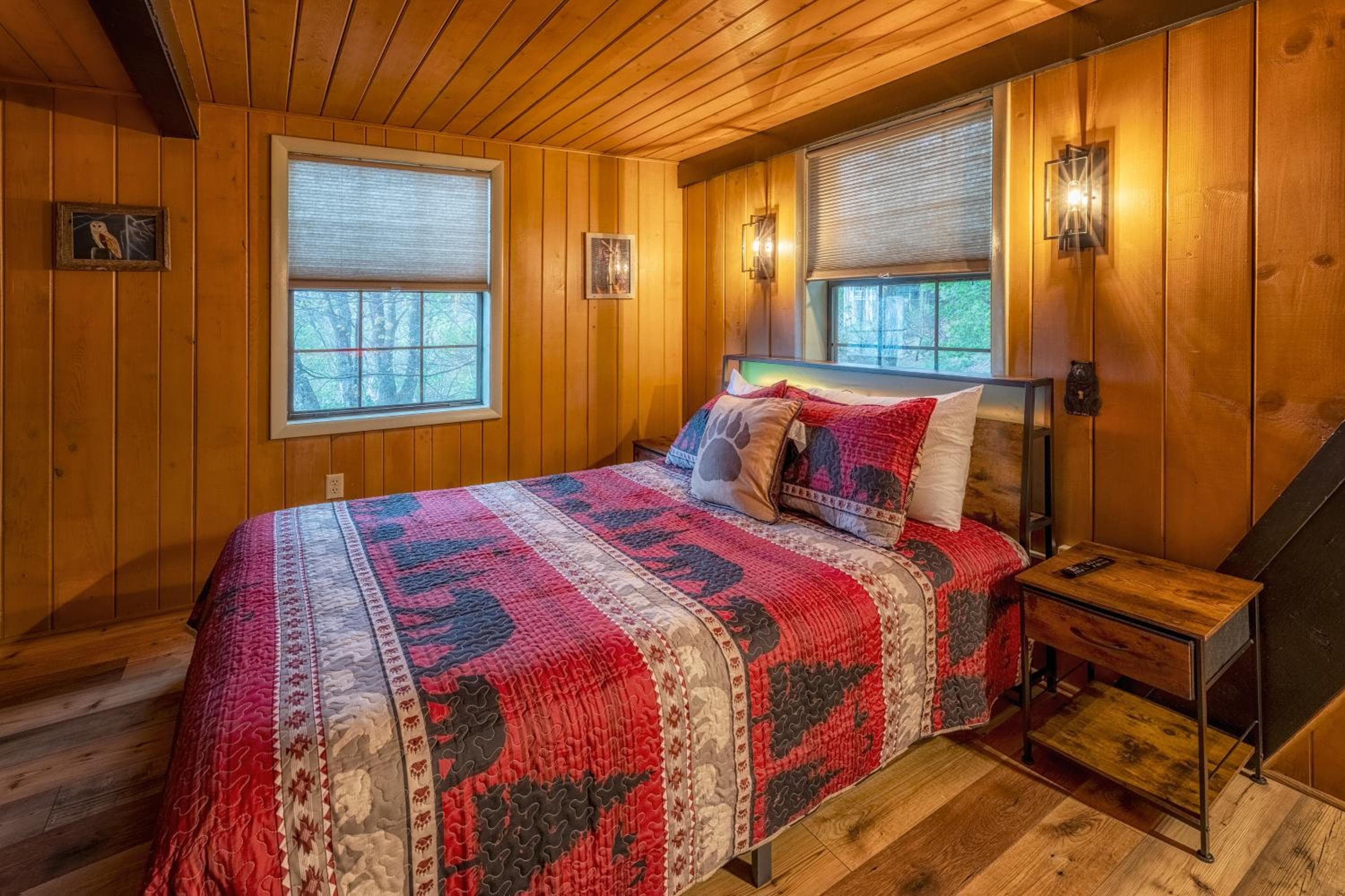 Gatlinburg Cabin With Breathtaking Views, Hot Tub, Sauna, 10 min to downtown and National Park