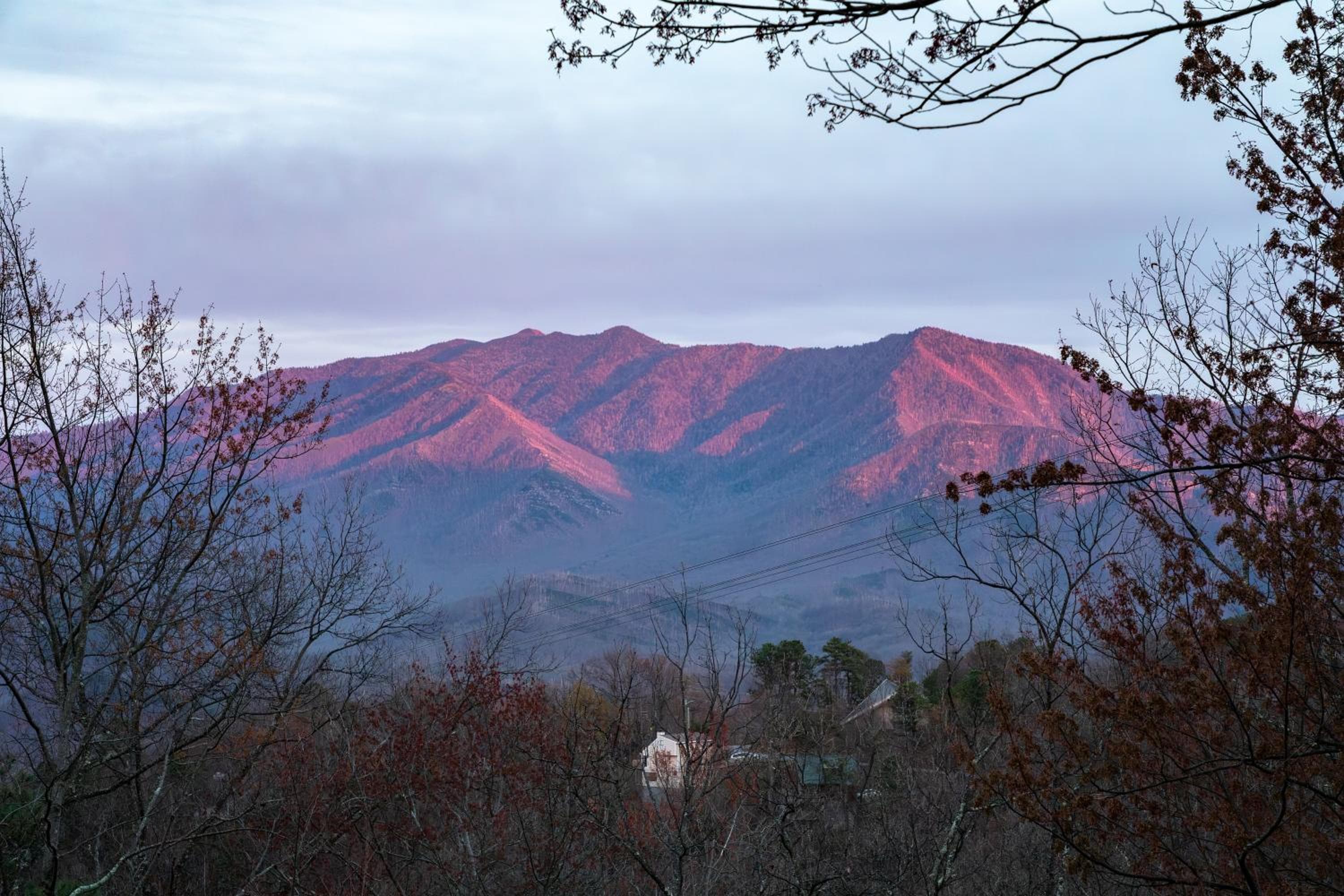 Gatlinburg Cabin With Breathtaking Views, Hot Tub, Sauna, 10 min to downtown and National Park
