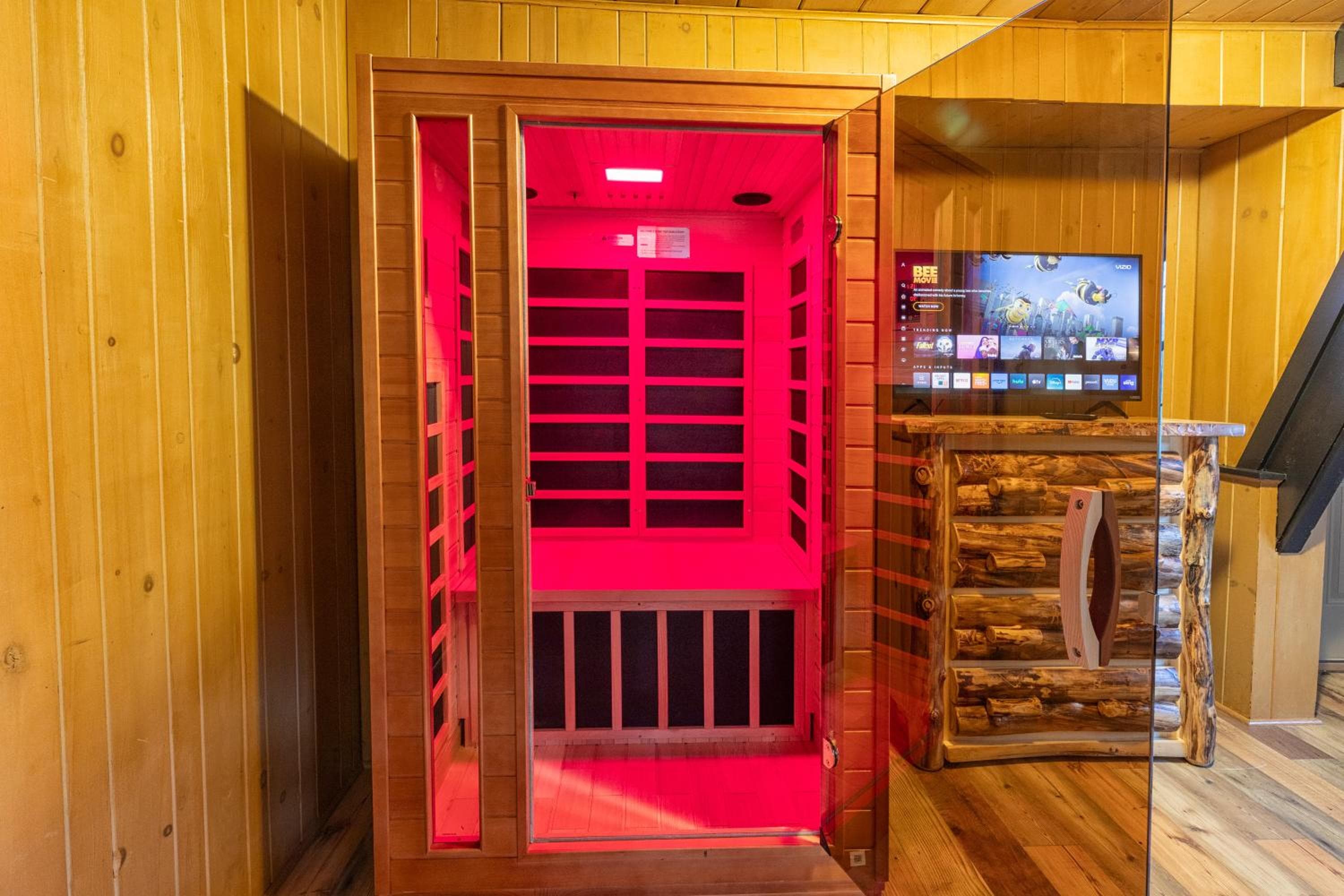 Gatlinburg Cabin With Breathtaking Views, Hot Tub, Sauna, 10 min to downtown and National Park