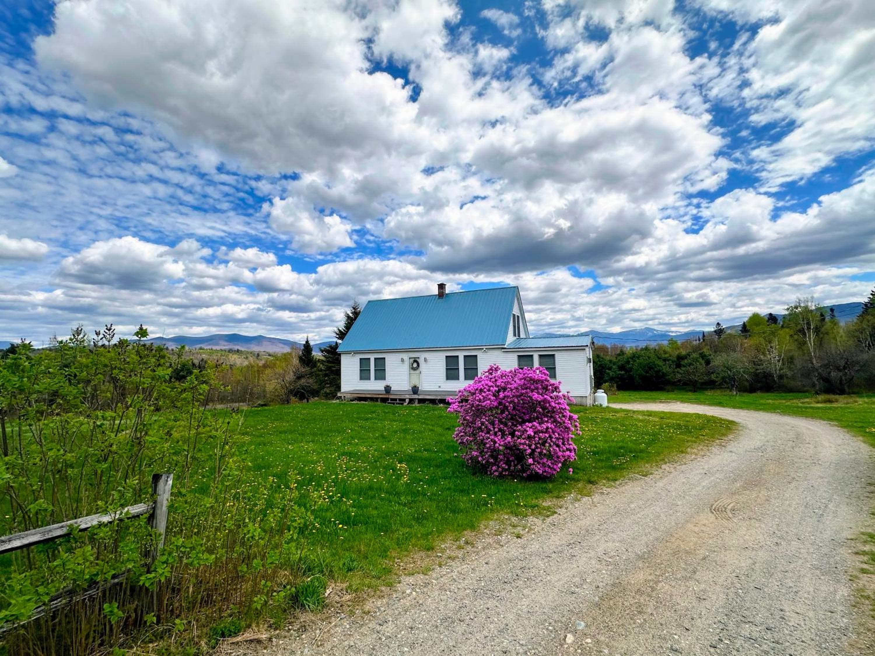 64J Stunning sunsets, just 20 mins to Bretton Woods. Hot Tub, Foosball, AC, dog friendly!