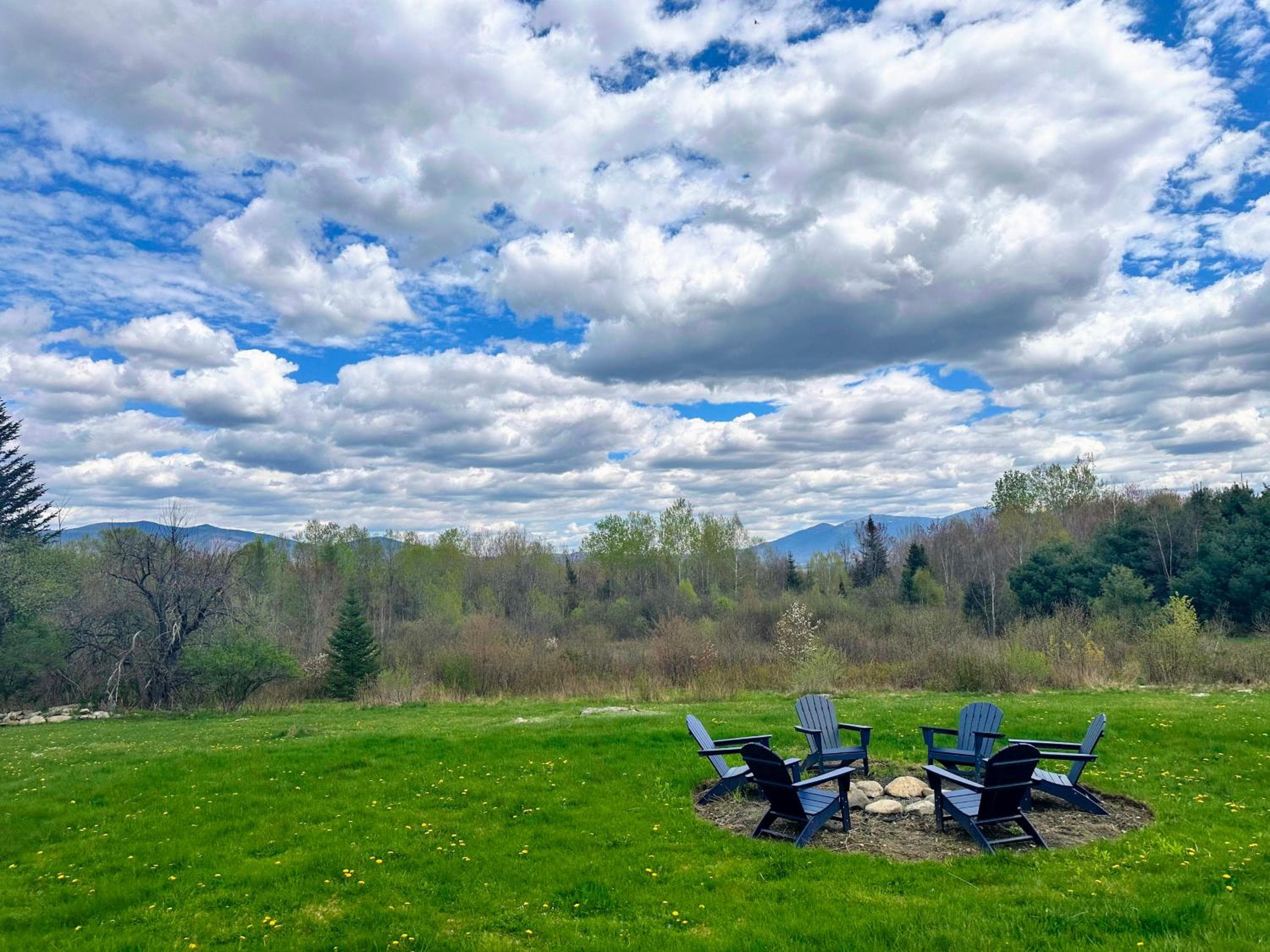 64J Stunning sunsets, just 20 mins to Bretton Woods. Hot Tub, Foosball, AC, dog friendly!