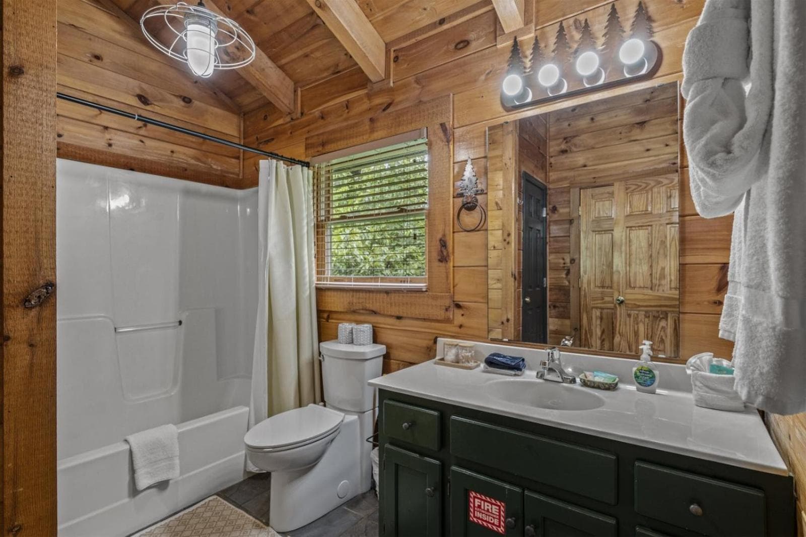 Near Dollywood with Pool Table-Hot Tub-Fire Pit-Game Room