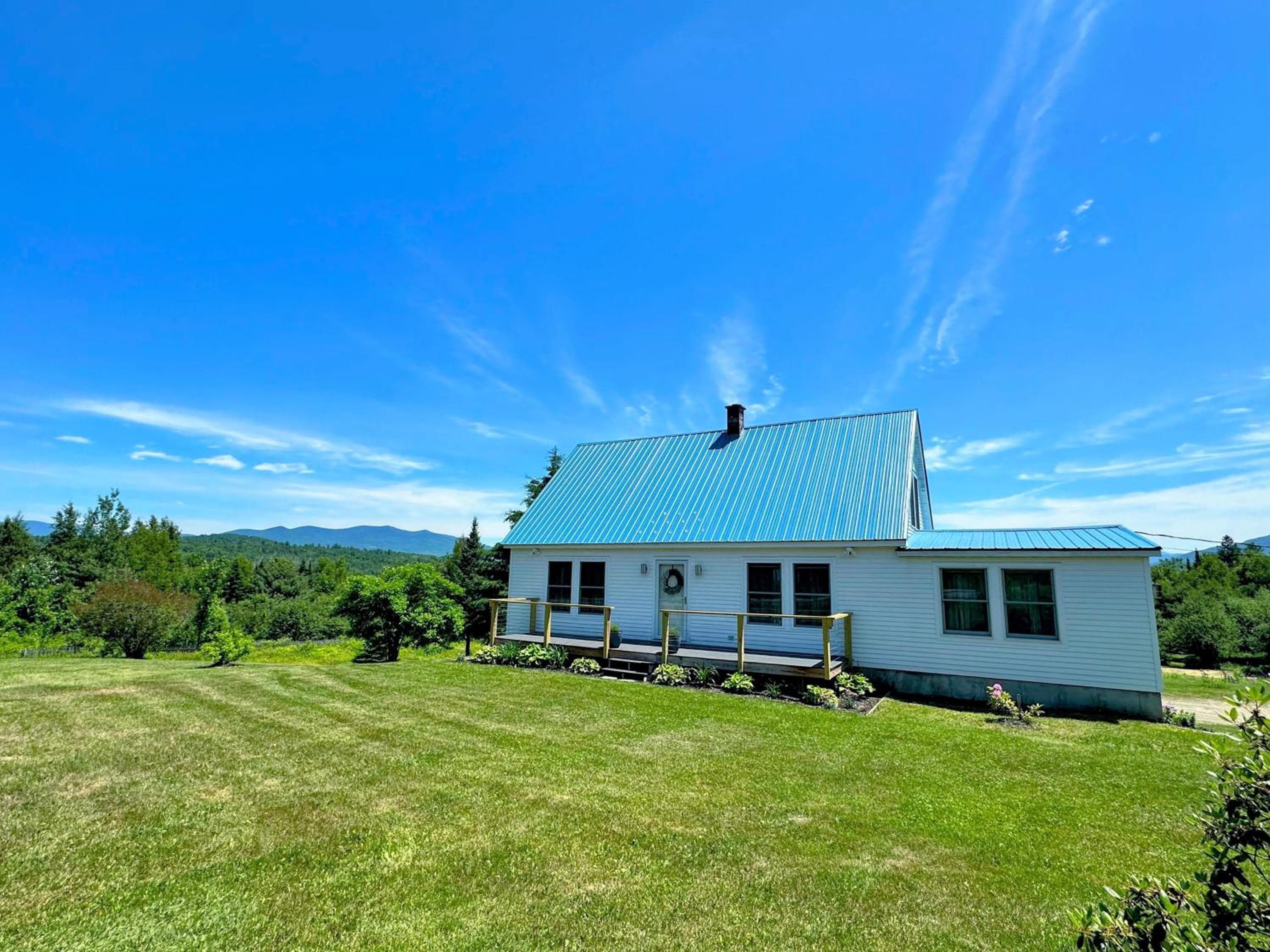 64J Stunning sunsets, just 20 mins to Bretton Woods. Hot Tub, Foosball, AC, dog friendly!
