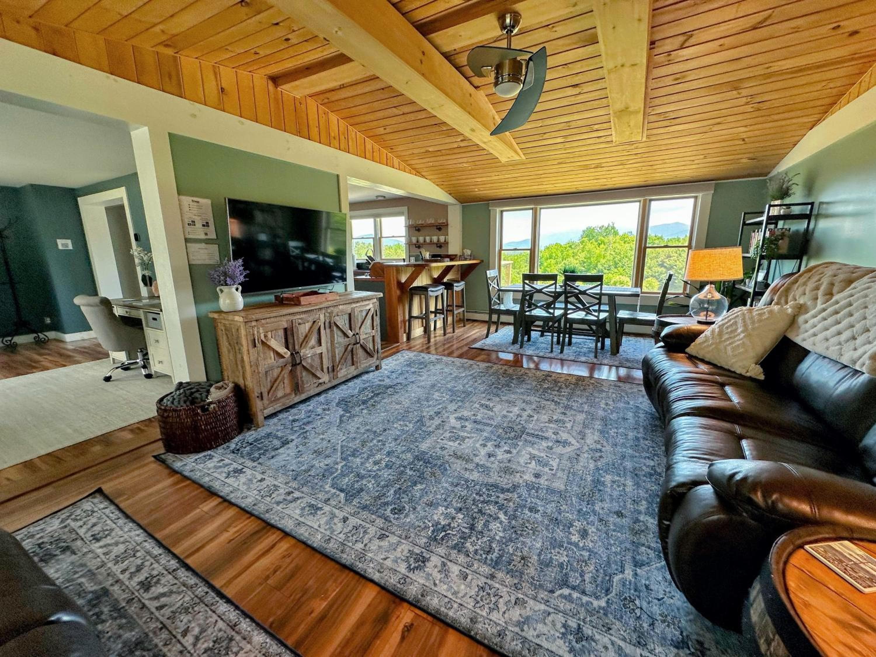 64J Stunning sunsets, just 20 mins to Bretton Woods. Hot Tub, Foosball, AC, dog friendly!