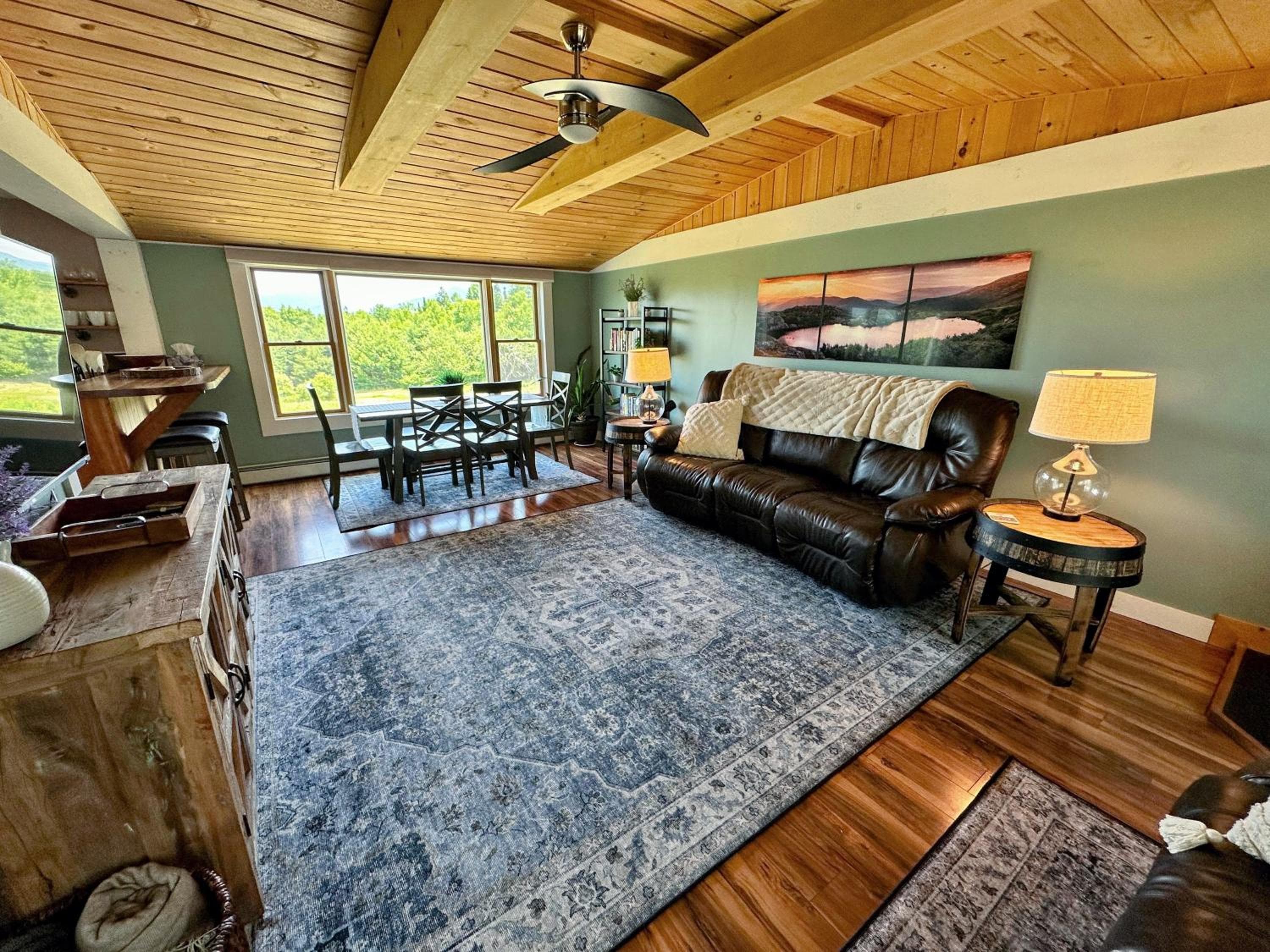 64J Stunning sunsets, just 20 mins to Bretton Woods. Hot Tub, Foosball, AC, dog friendly!