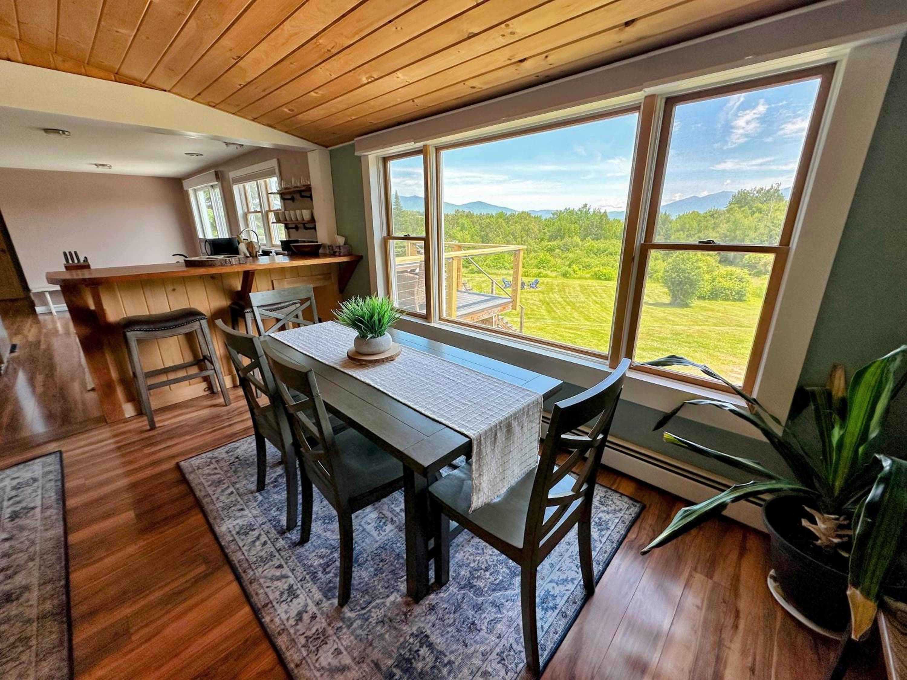 64J Stunning sunsets, just 20 mins to Bretton Woods. Hot Tub, Foosball, AC, dog friendly!