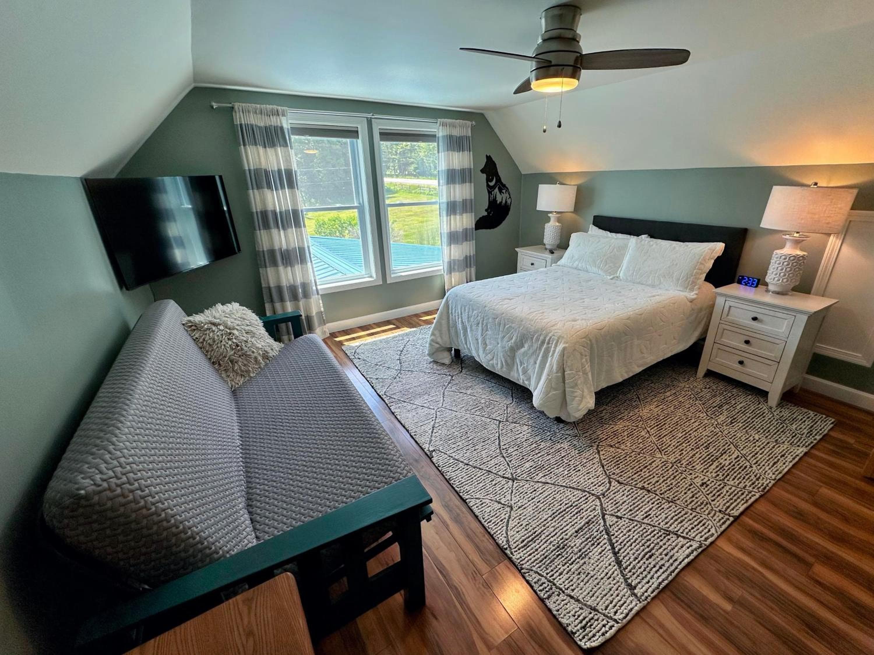 64J Stunning sunsets, just 20 mins to Bretton Woods. Hot Tub, Foosball, AC, dog friendly!