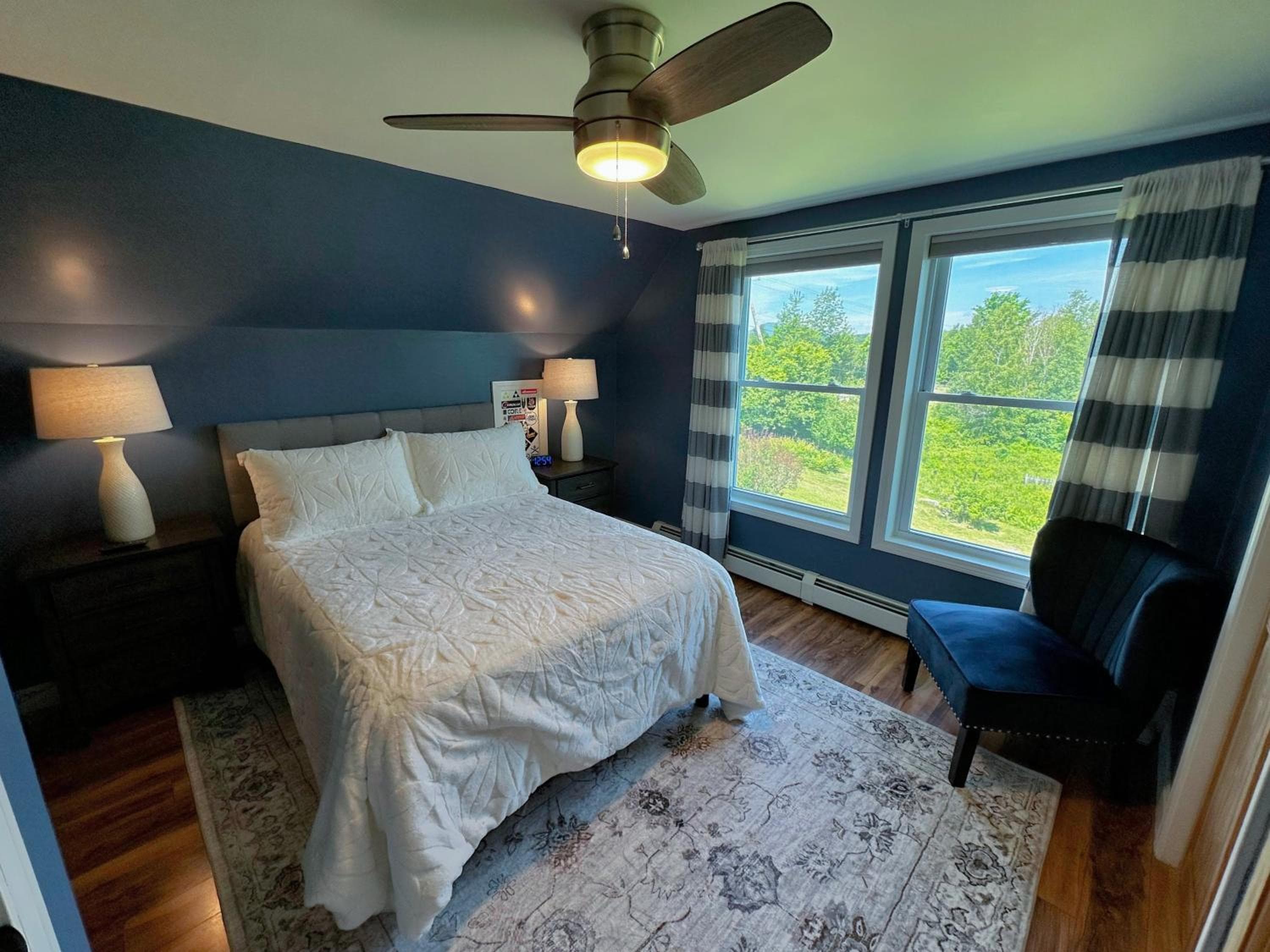 64J Stunning sunsets, just 20 mins to Bretton Woods. Hot Tub, Foosball, AC, dog friendly!