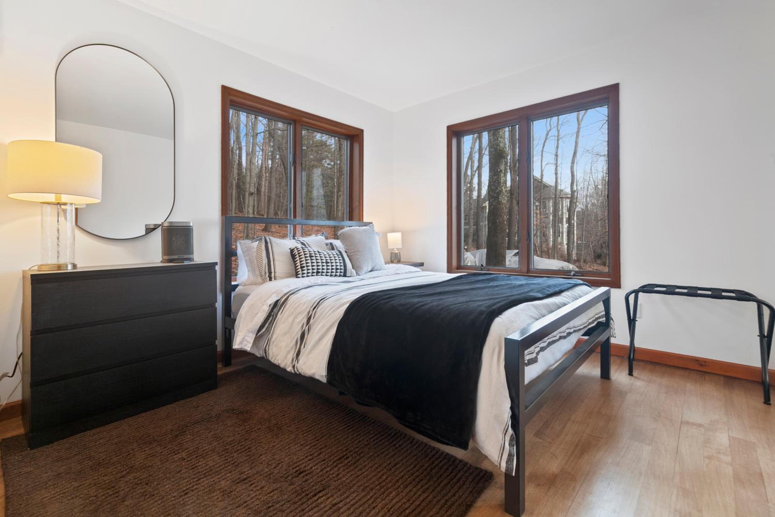 5 Star Gorgeous Cliffside Chalet with Panoramic Views