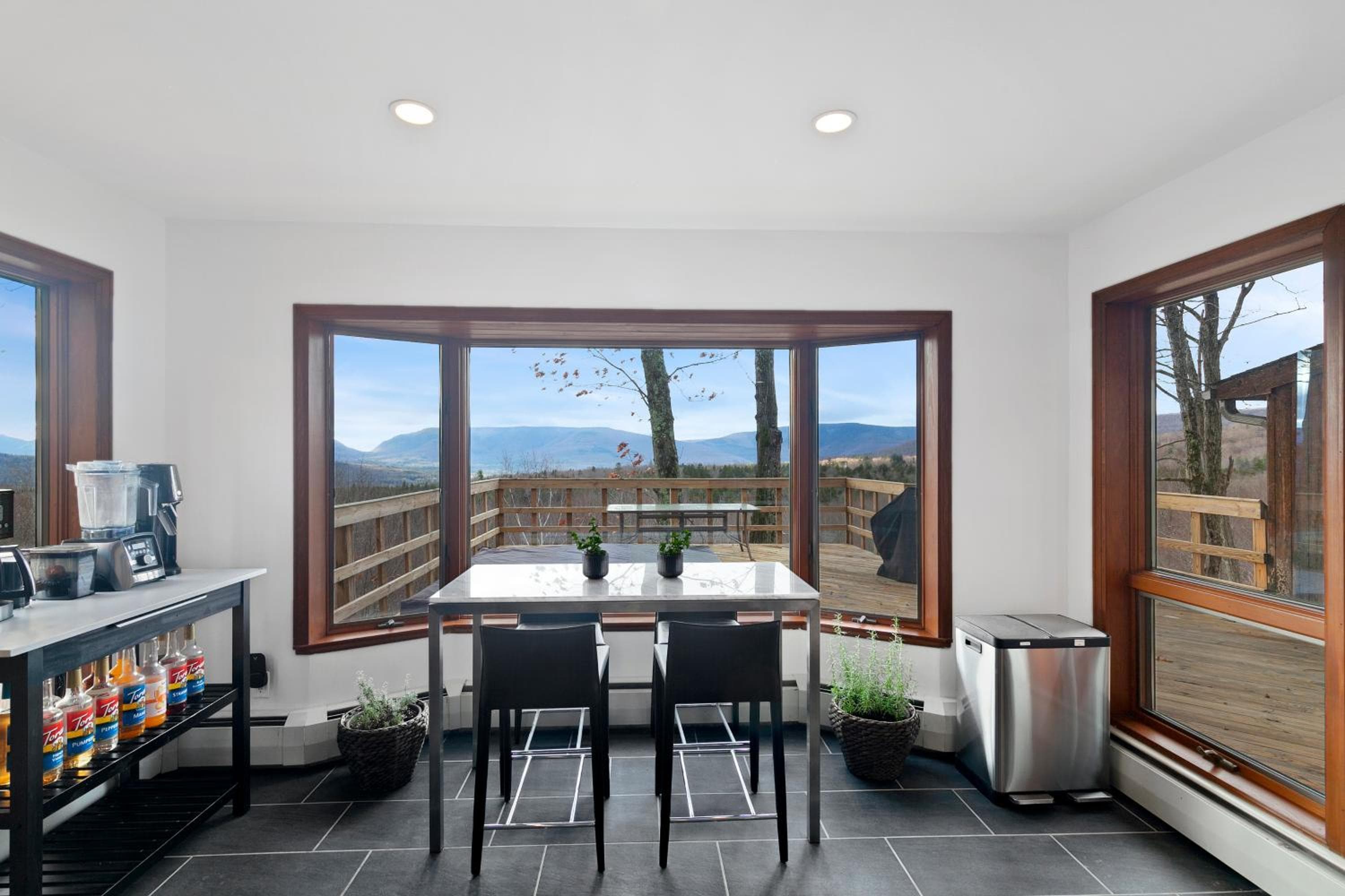 5 Star Gorgeous Cliffside Chalet with Panoramic Views