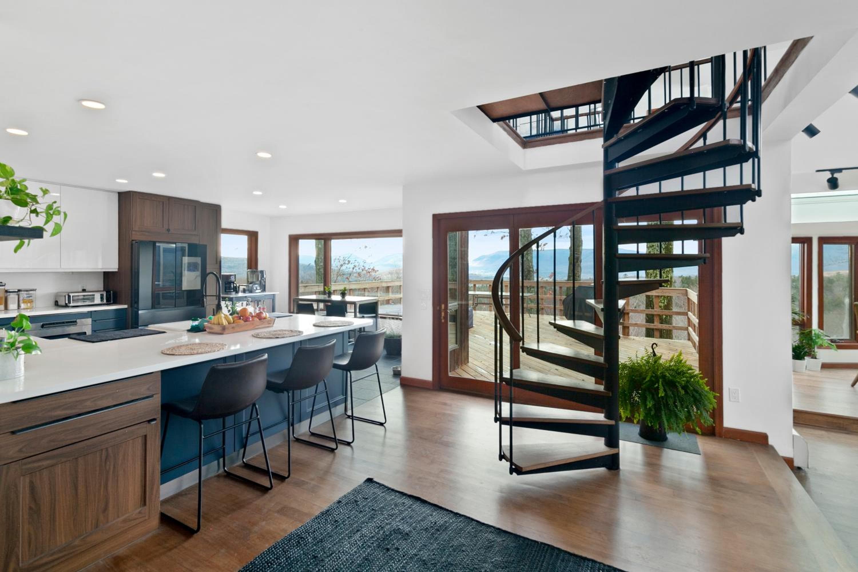 5 Star Gorgeous Cliffside Chalet with Panoramic Views