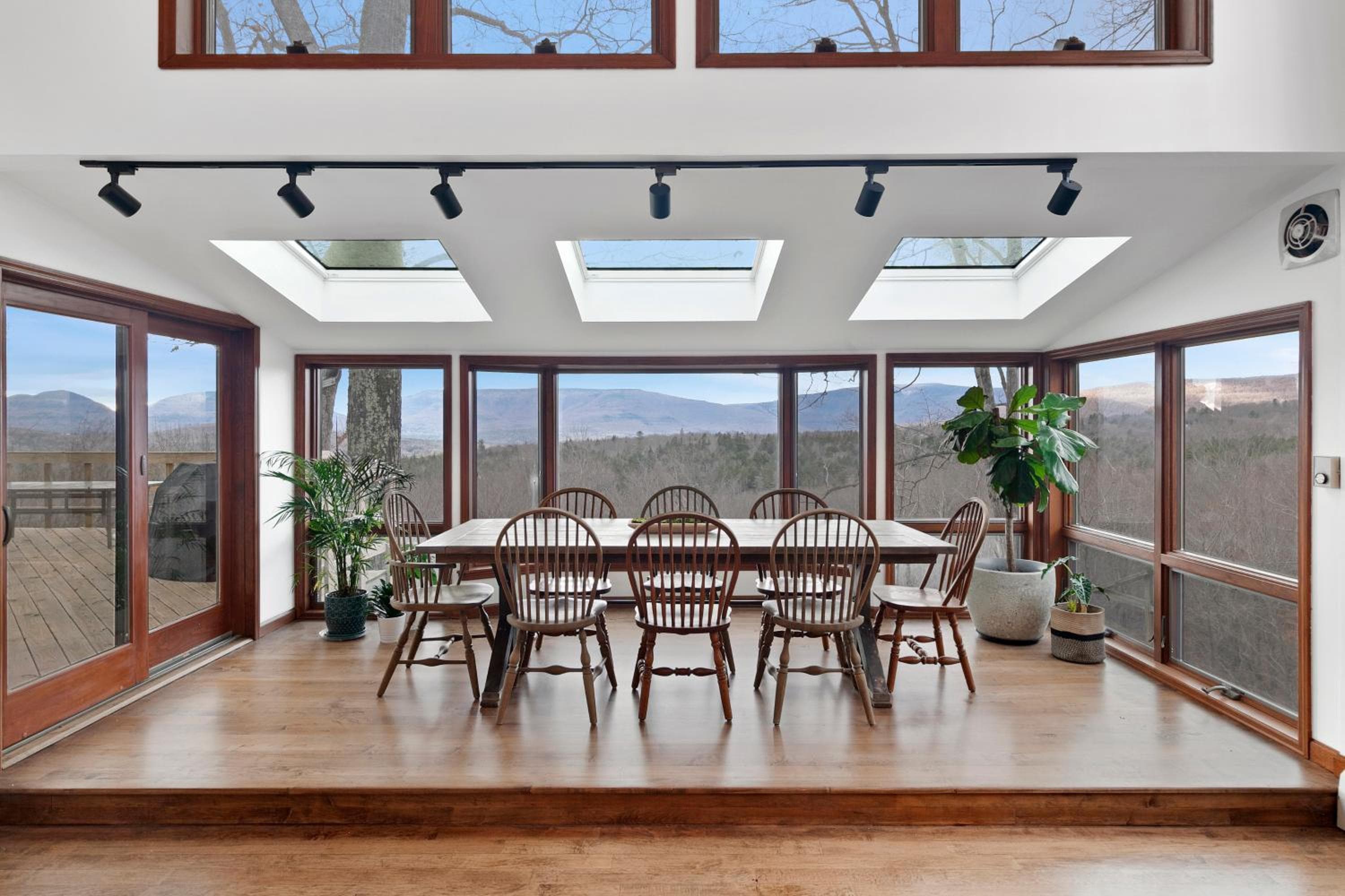 5 Star Gorgeous Cliffside Chalet with Panoramic Views