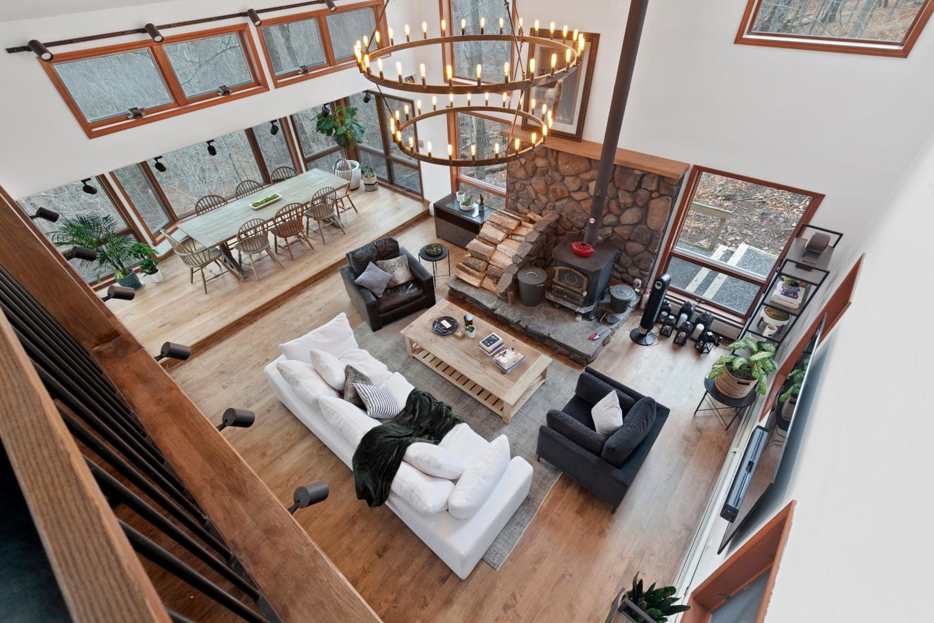 5 Star Gorgeous Cliffside Chalet with Panoramic Views