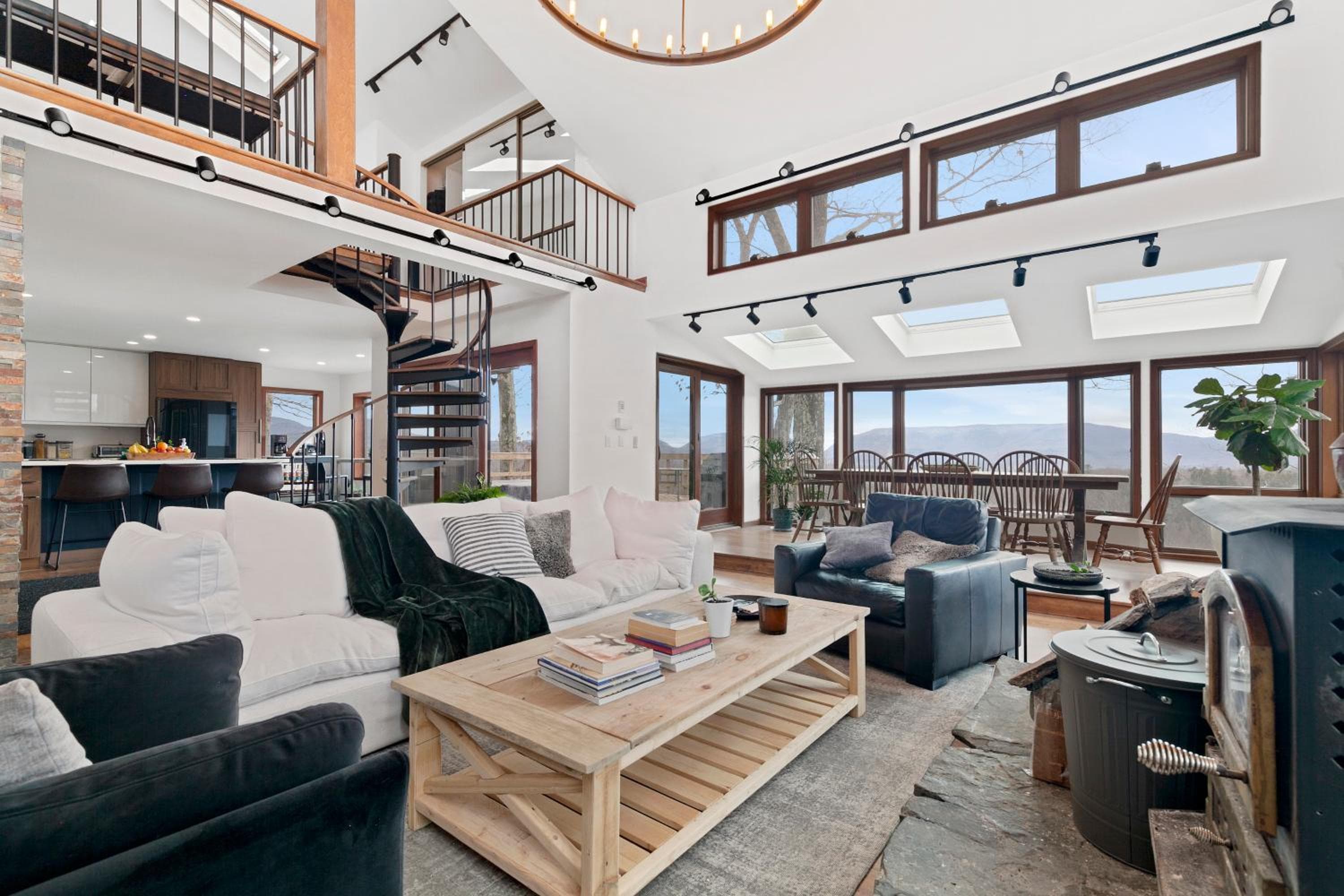 5 Star Gorgeous Cliffside Chalet with Panoramic Views