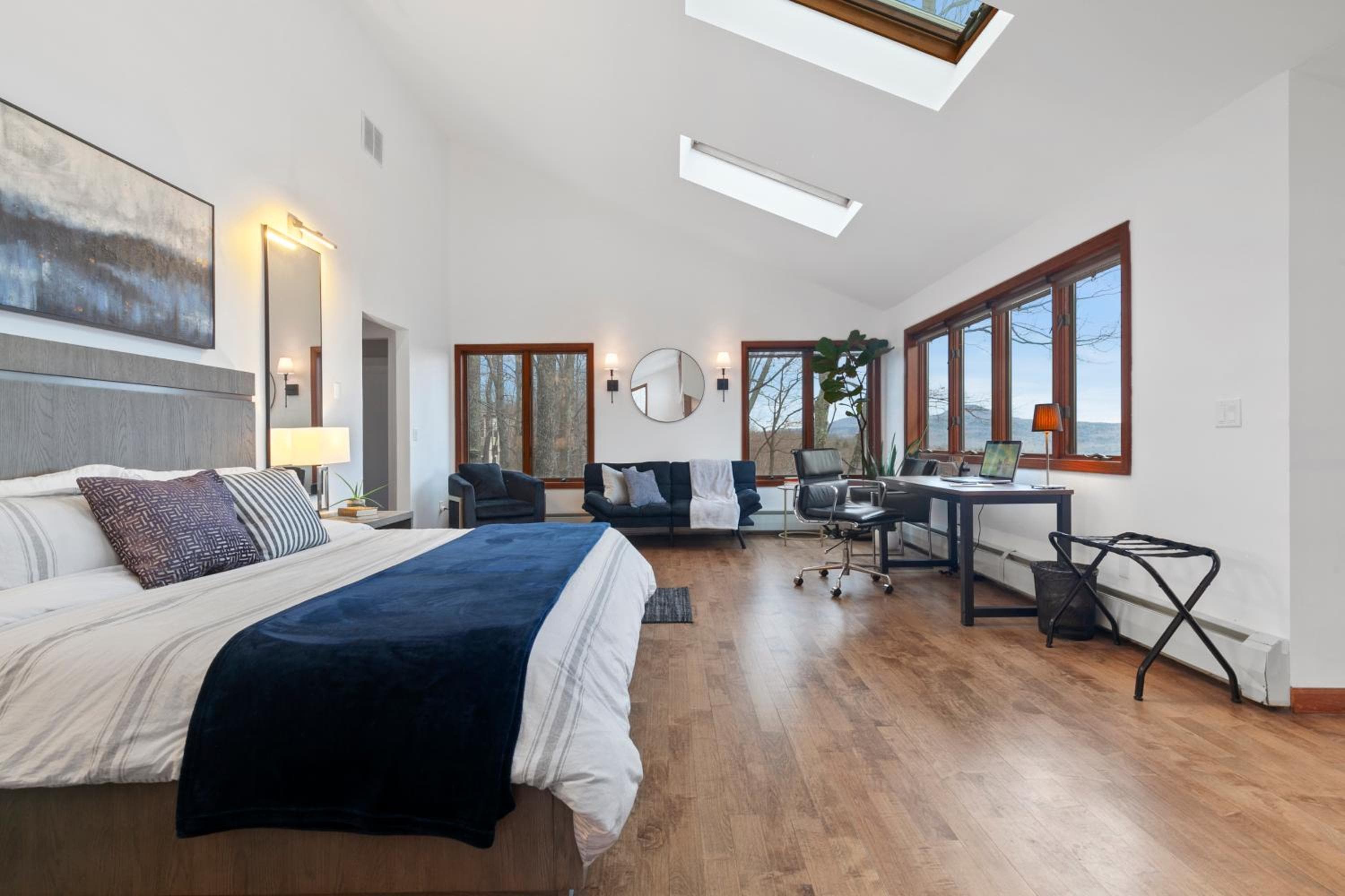 5 Star Gorgeous Cliffside Chalet with Panoramic Views