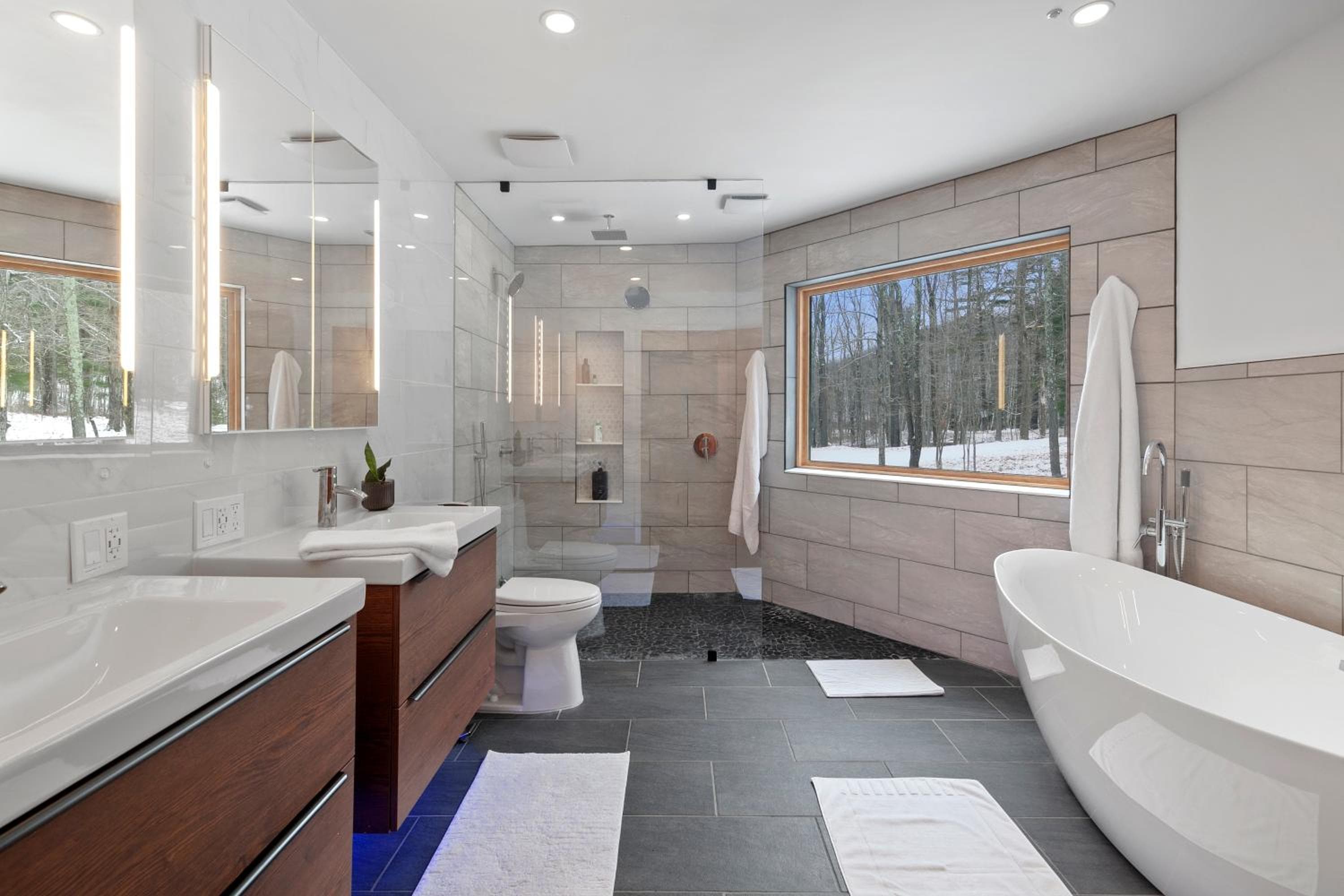 5 Star Gorgeous Cliffside Chalet with Panoramic Views