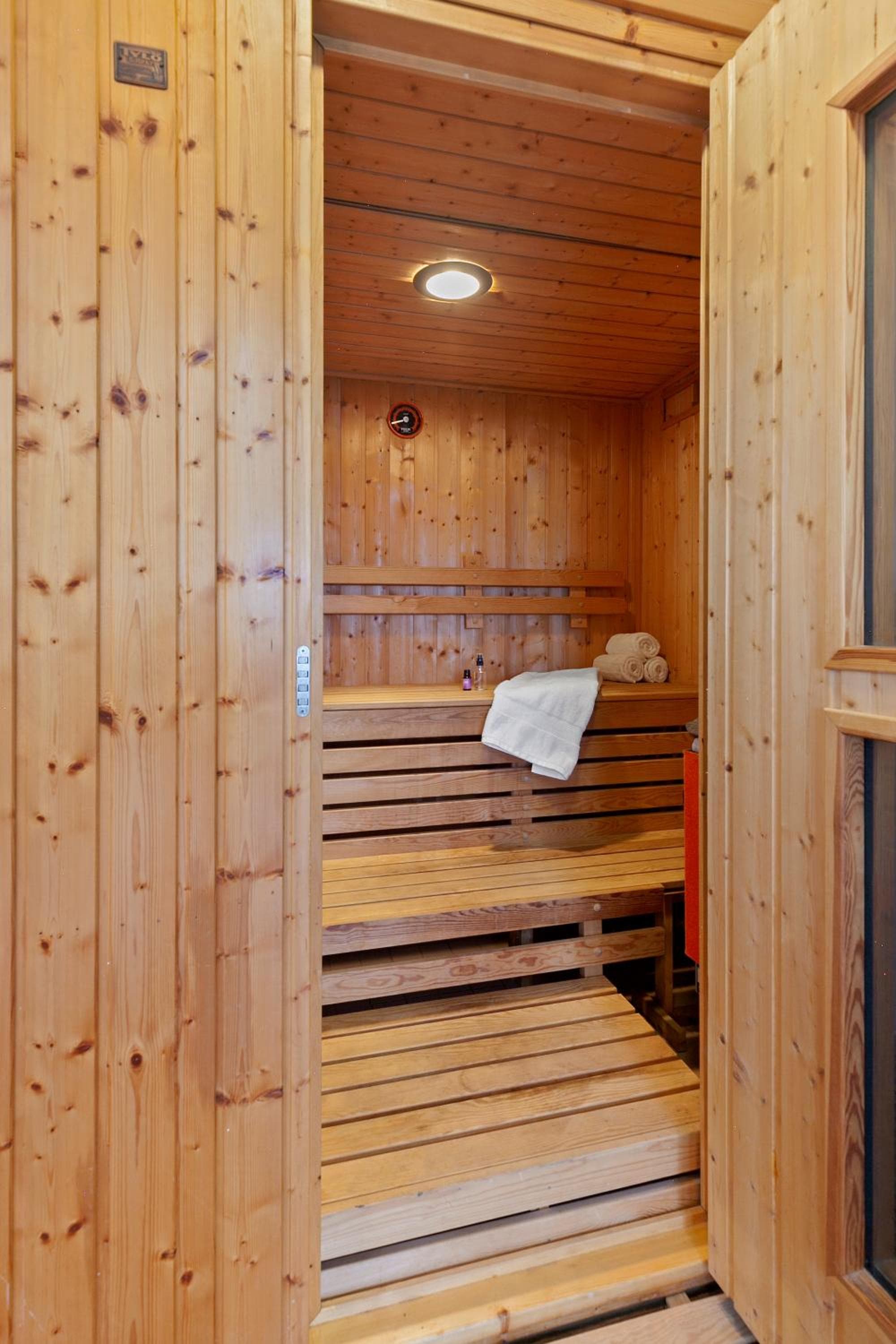5 Star Gorgeous Cliffside Chalet with Panoramic Views